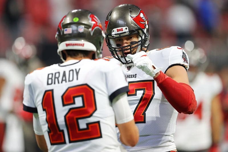 Tampa Bay Buccaneers rough up Aaron Rodgers, hand Packers first loss