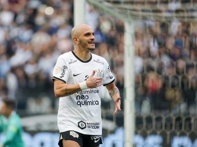Qual é o nome do lateral esquerdo do Corinthians?