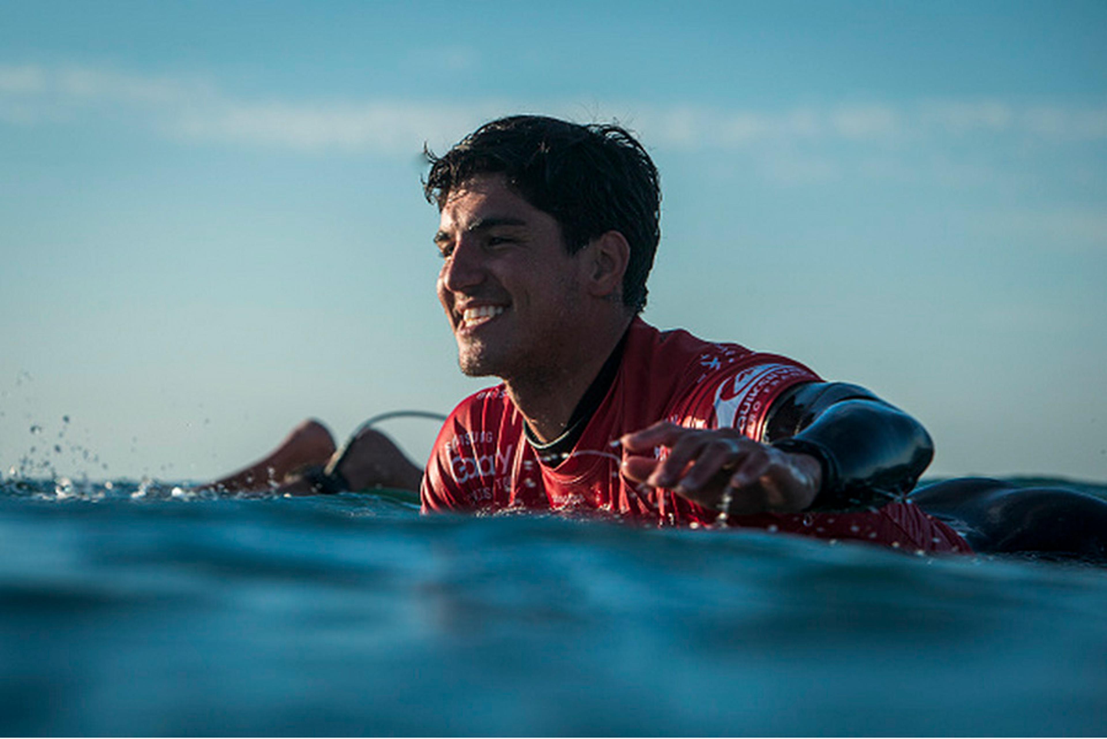 Gabriel Medina renova patrocínio com a Oi por mais três anos