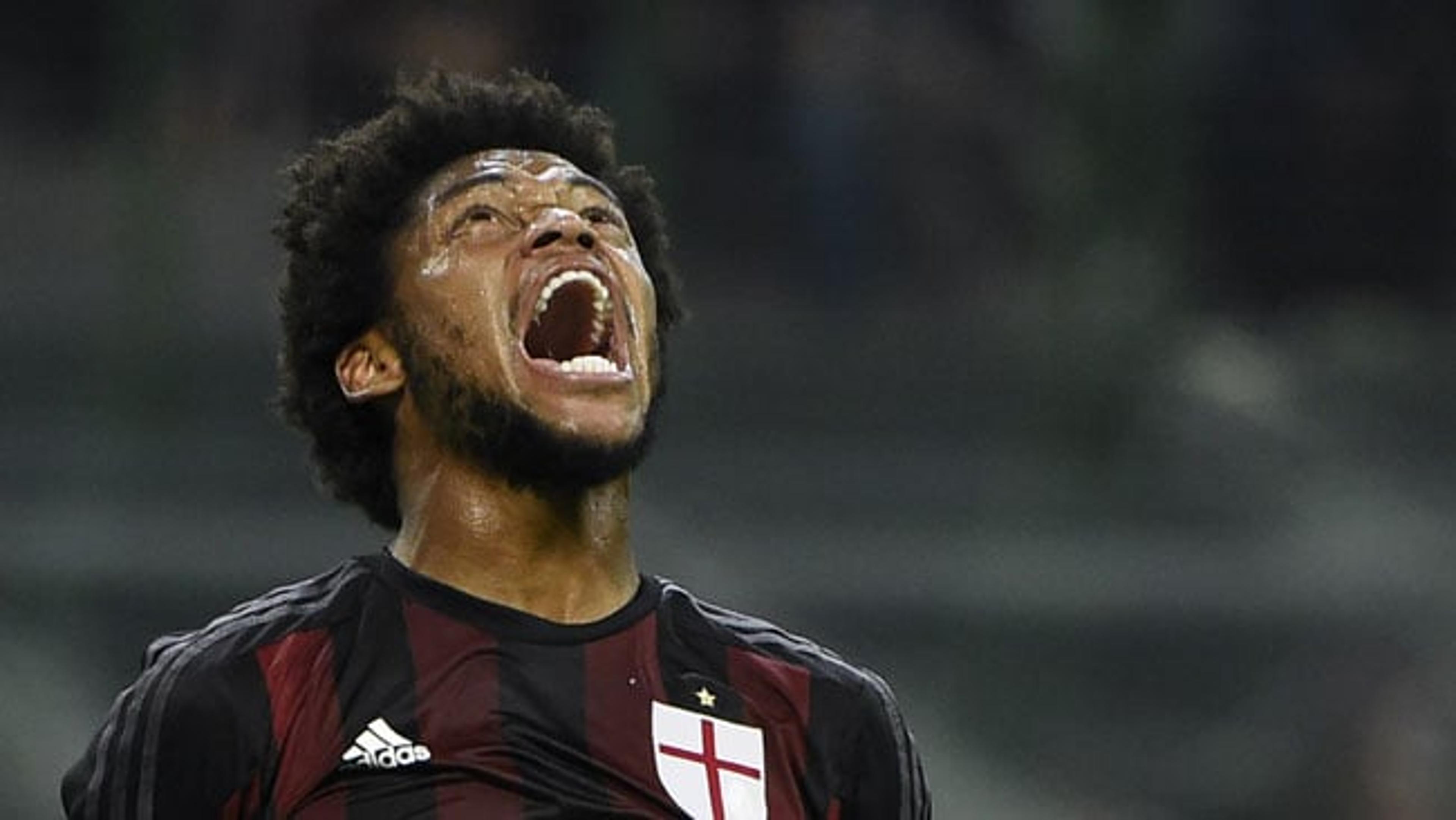 Luiz Adriano volta ao Milan após time chinês não cumprir acordo