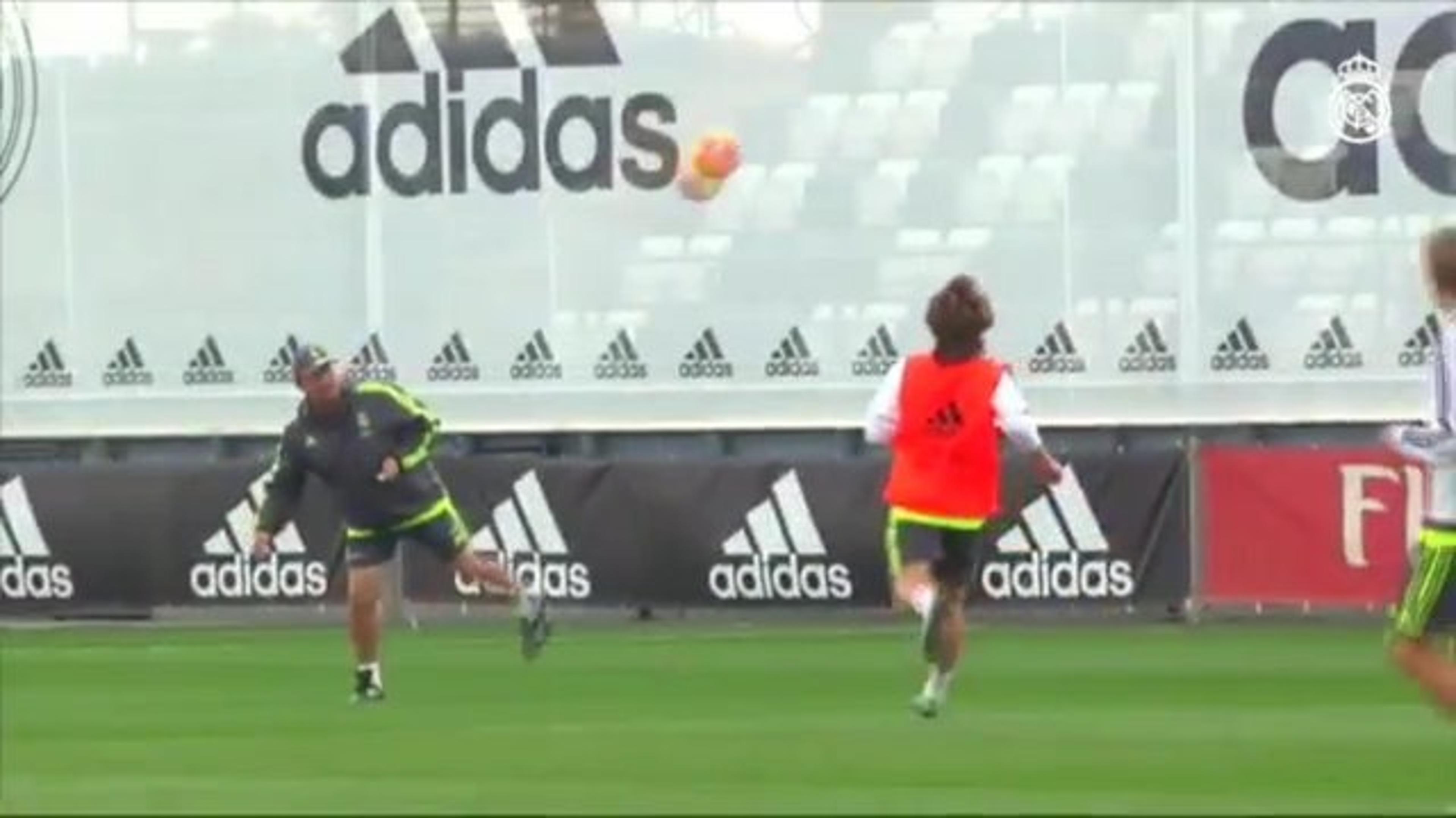 Rafa Benítez domina ‘passe’ de Casemiro com estilo em treino do Real