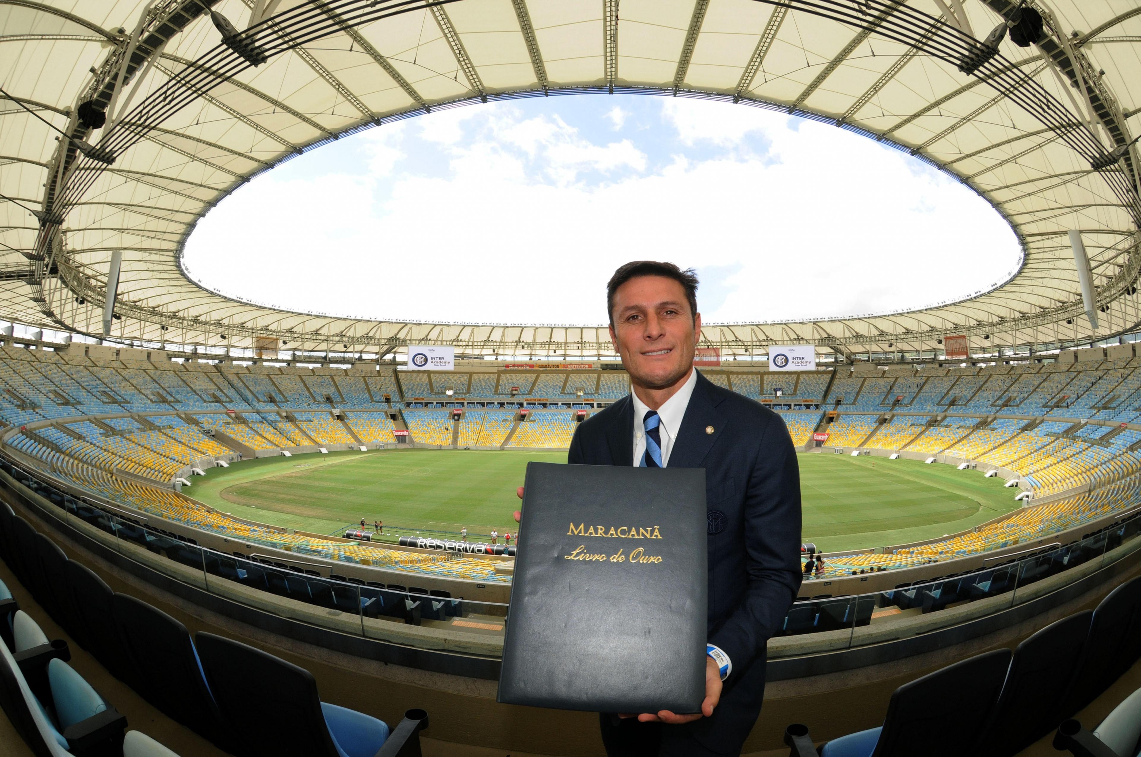 Zanetti assina o livro de ouro do Maracanã: ‘É uma honra voltar aqui’