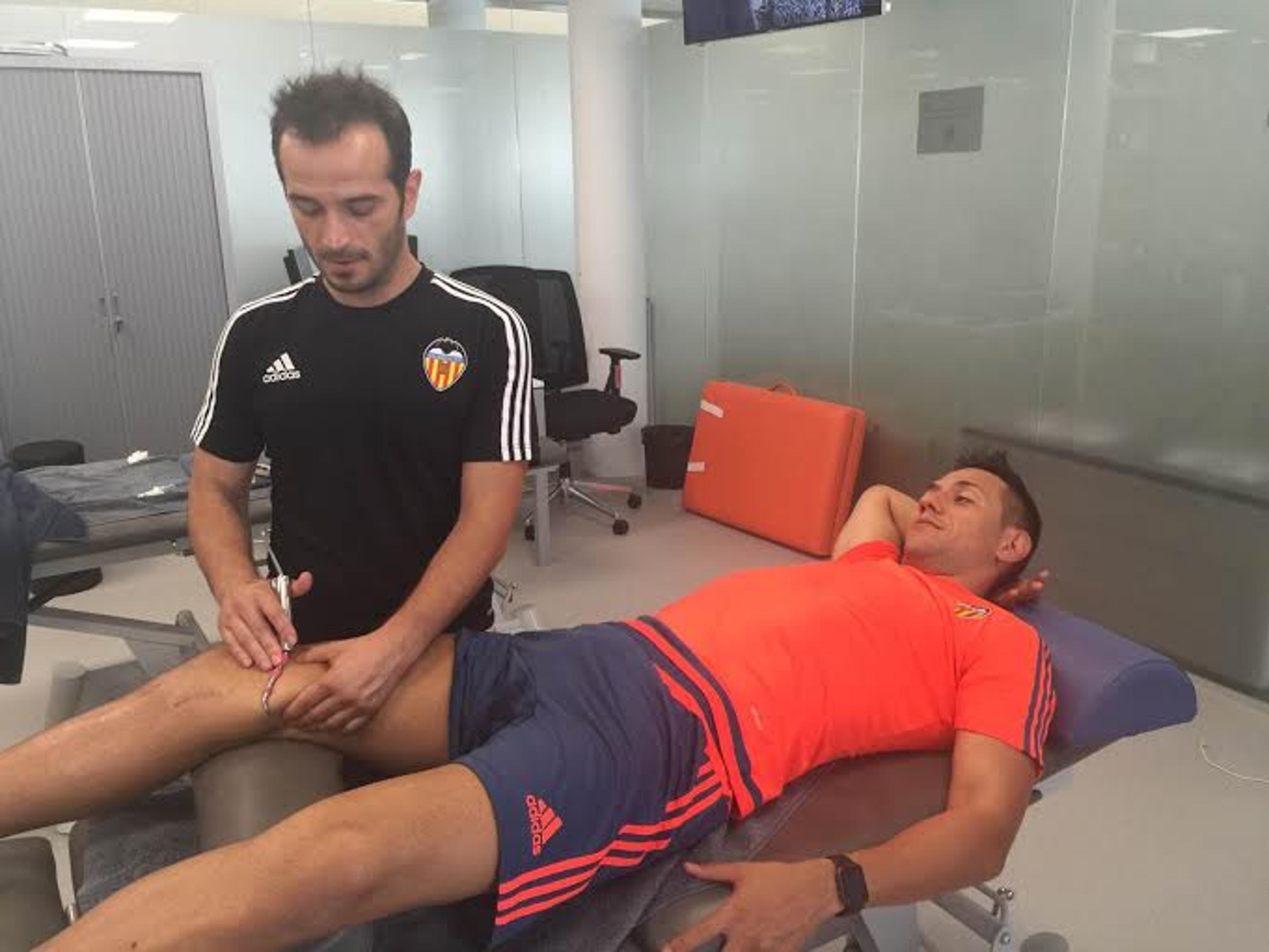 Diego Alves segue em recuperação de cirurgia e espera voltar até fevereiro