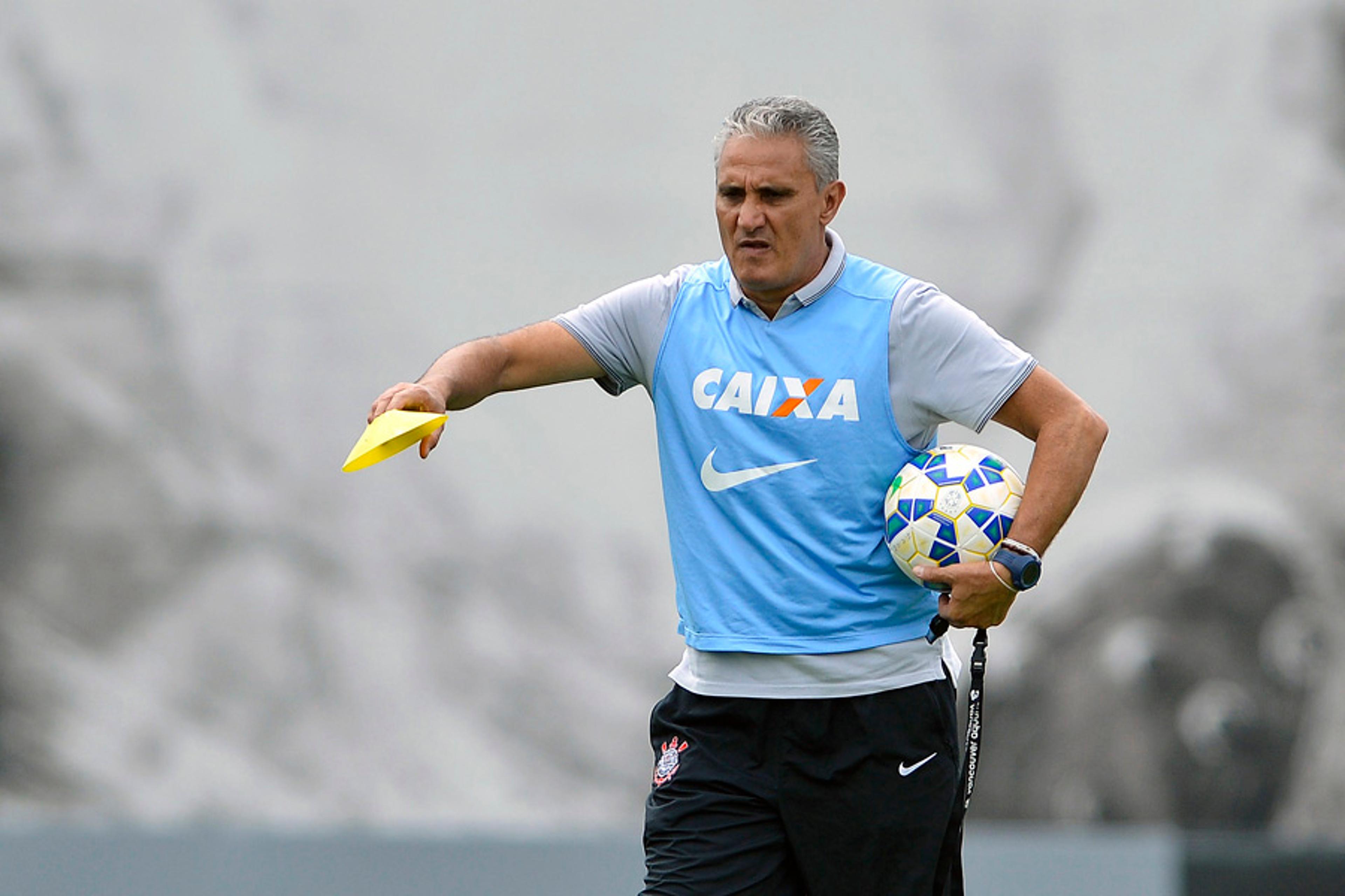 Em ‘treino fantasma’, Tite confirma titulares do Timão e ‘cobra’ laterais