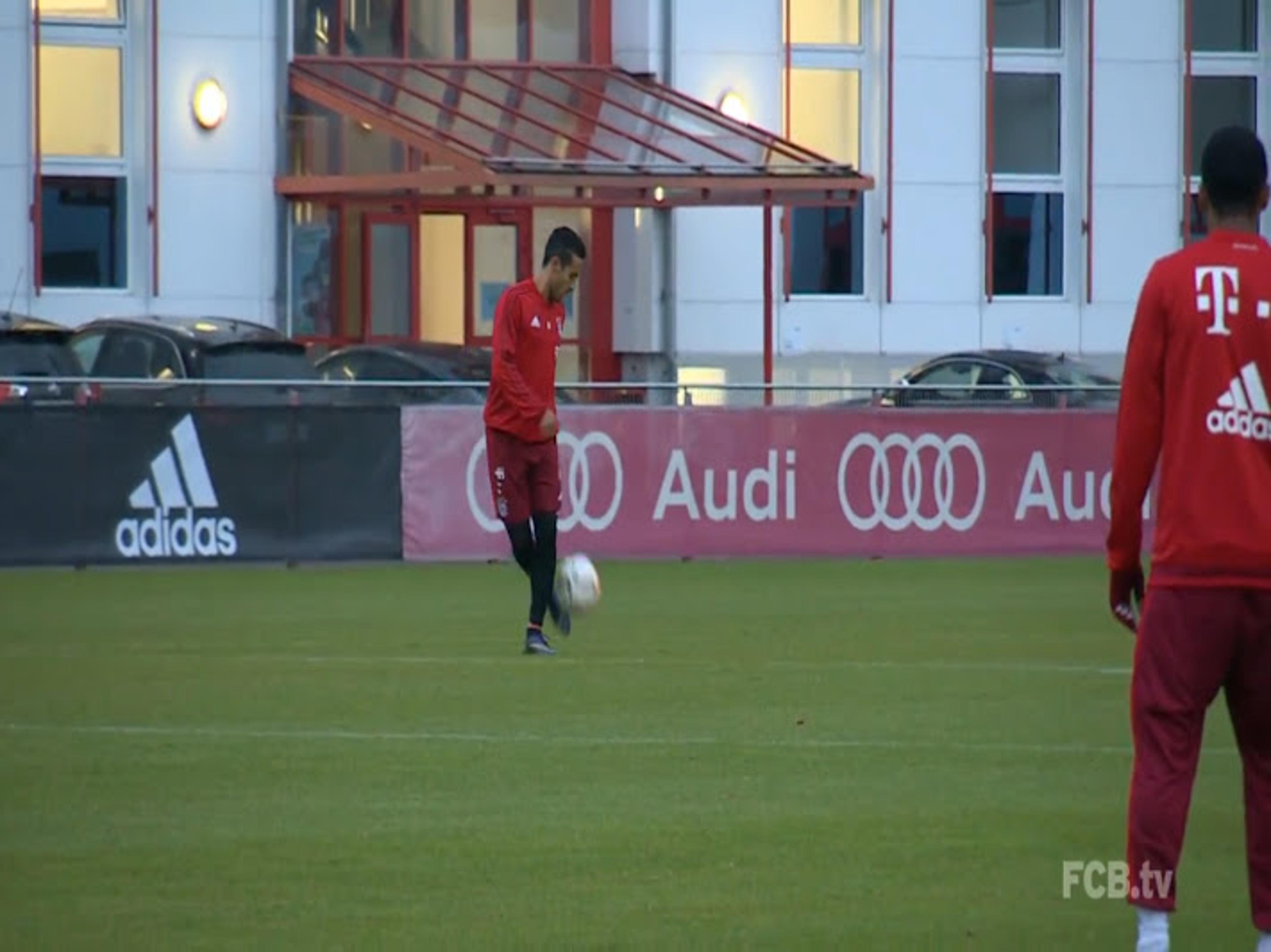 VÍDEO: Show de habilidade! Douglas Costa, Thiago e Lewandowski tiram onda com a bola no treino do Bayern