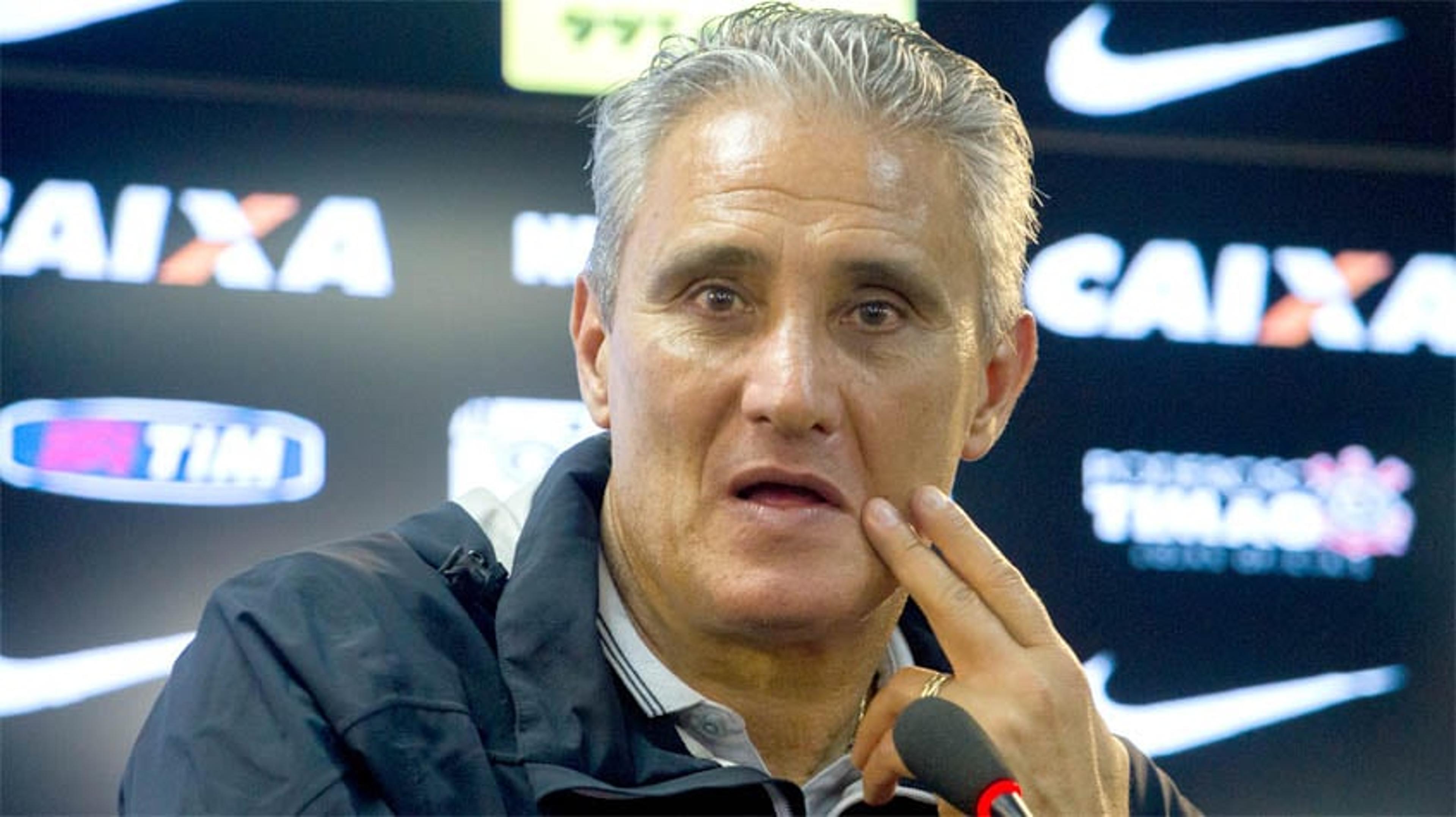 Tite se confunde durante entrevista e ‘esquece escalações’ do Corinthians