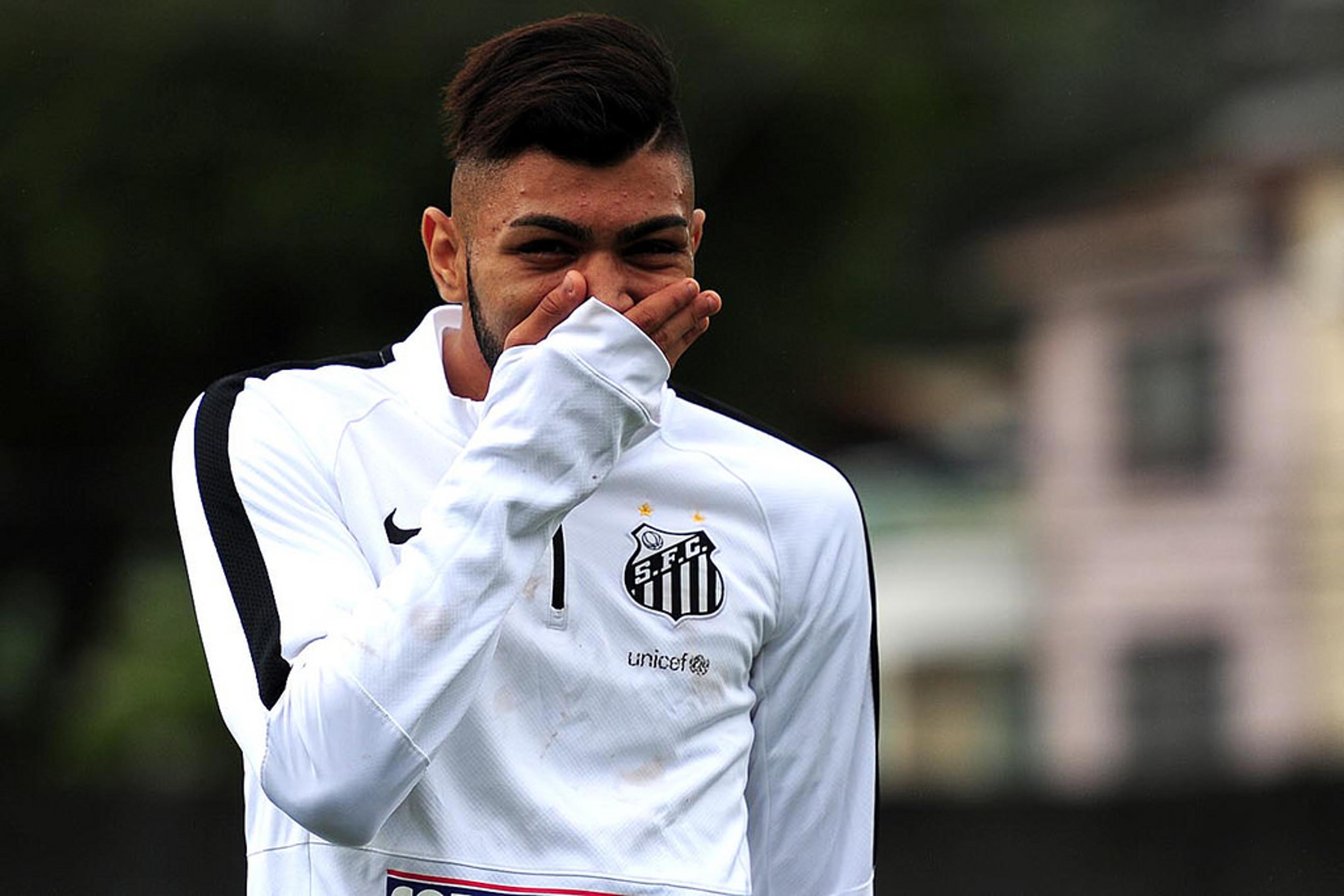 ‘Pronto para a NBA’, Gabigol brinca com jovens do Santos e acerta cesta