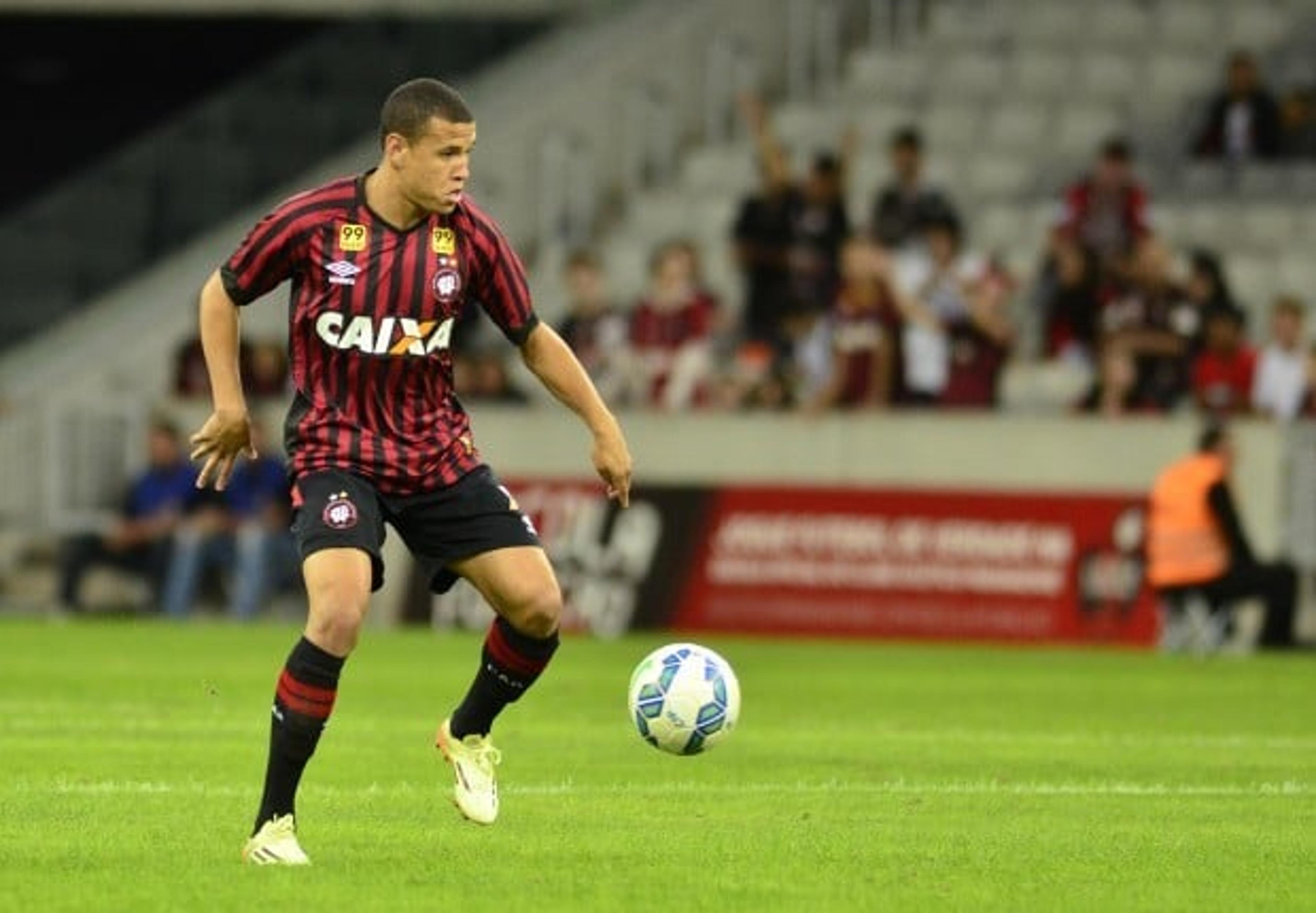 Corinthians tenta acordo com Atlético-PR por lateral Sidcley