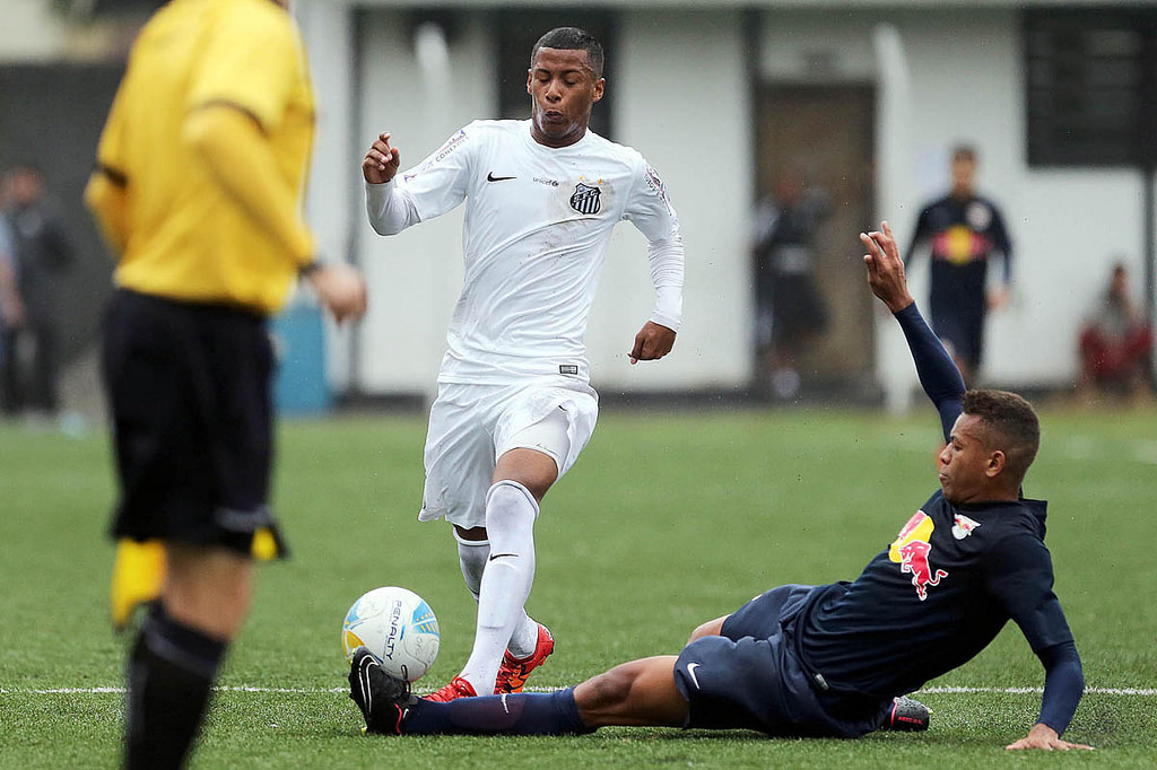 Após Seleção sub-17, revelação do Santos ganha promoção e chances