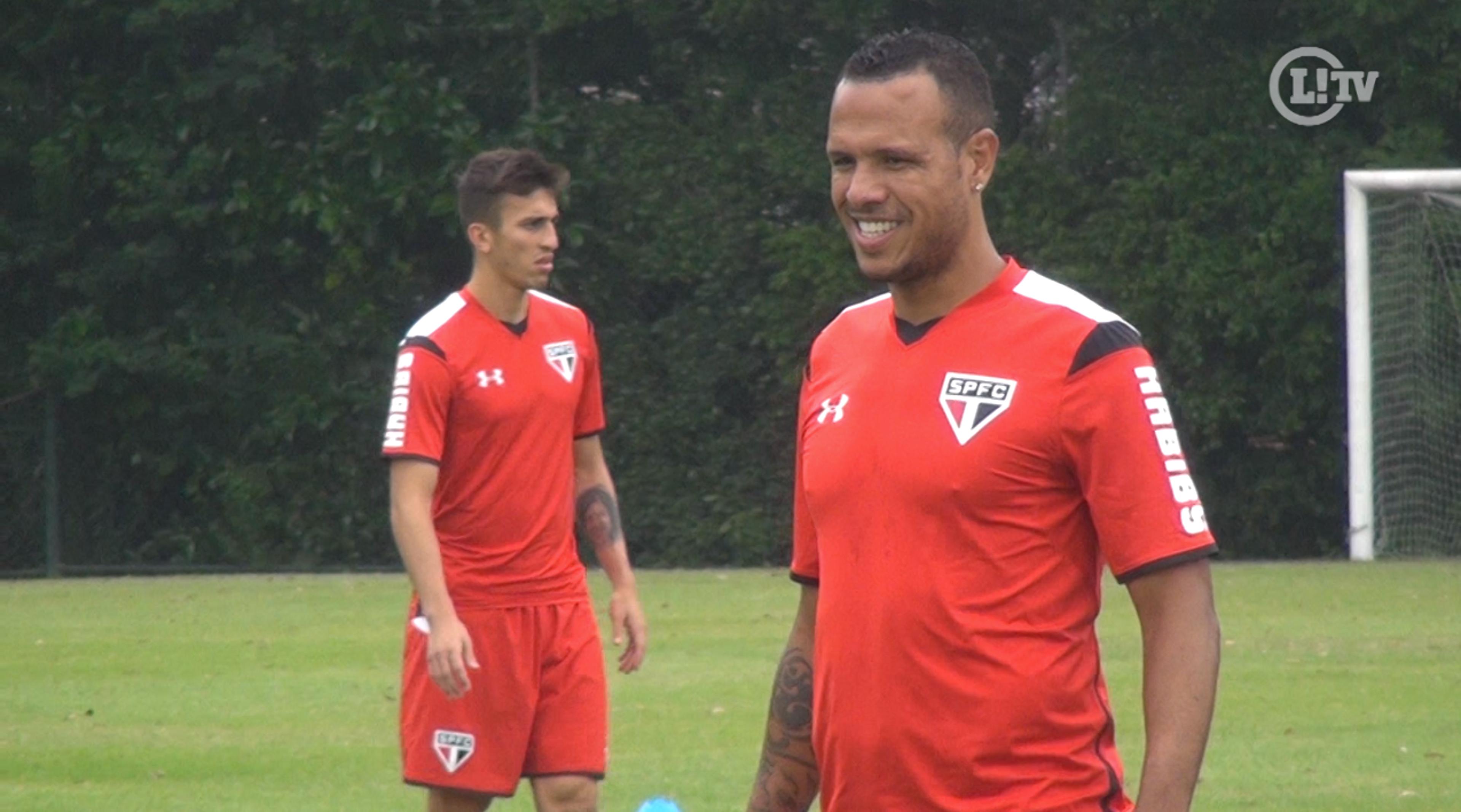 VÍDEO: Quem é que sobe?! Fabuloso faz belos gols de cabeça e é destaque do treino