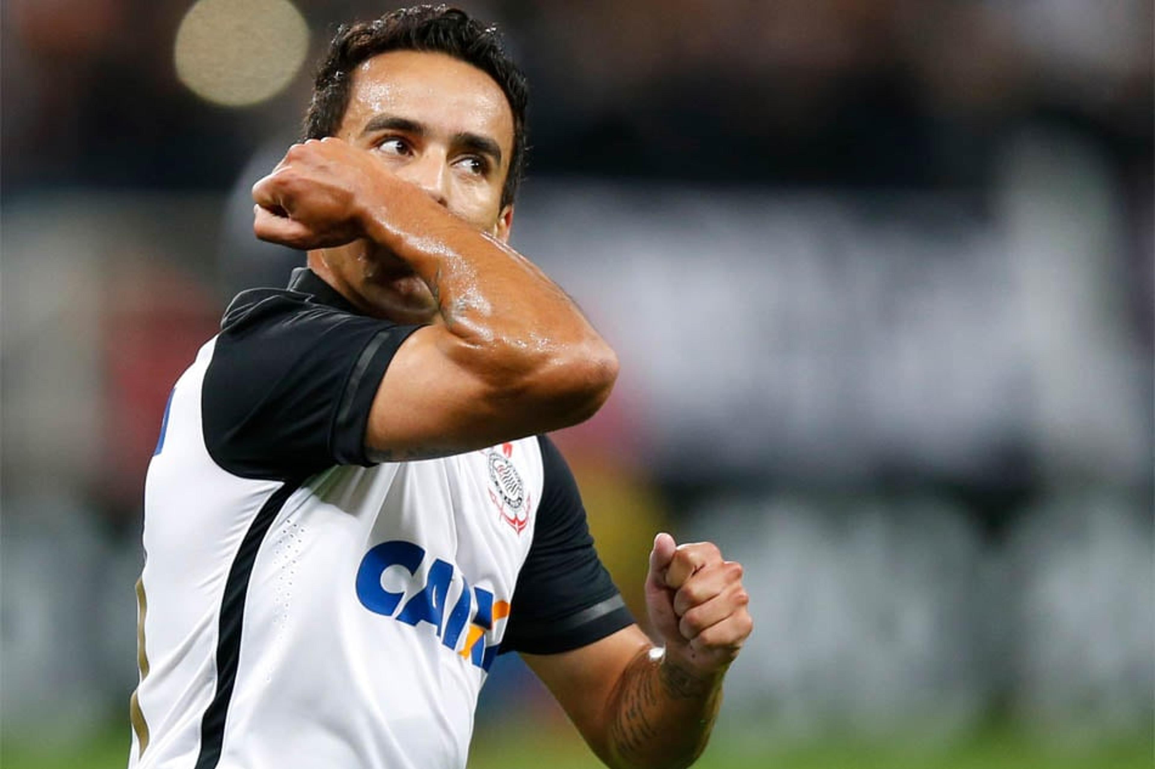 Enquanto espera Corinthians, Jadson recebe sondagem do futebol turco