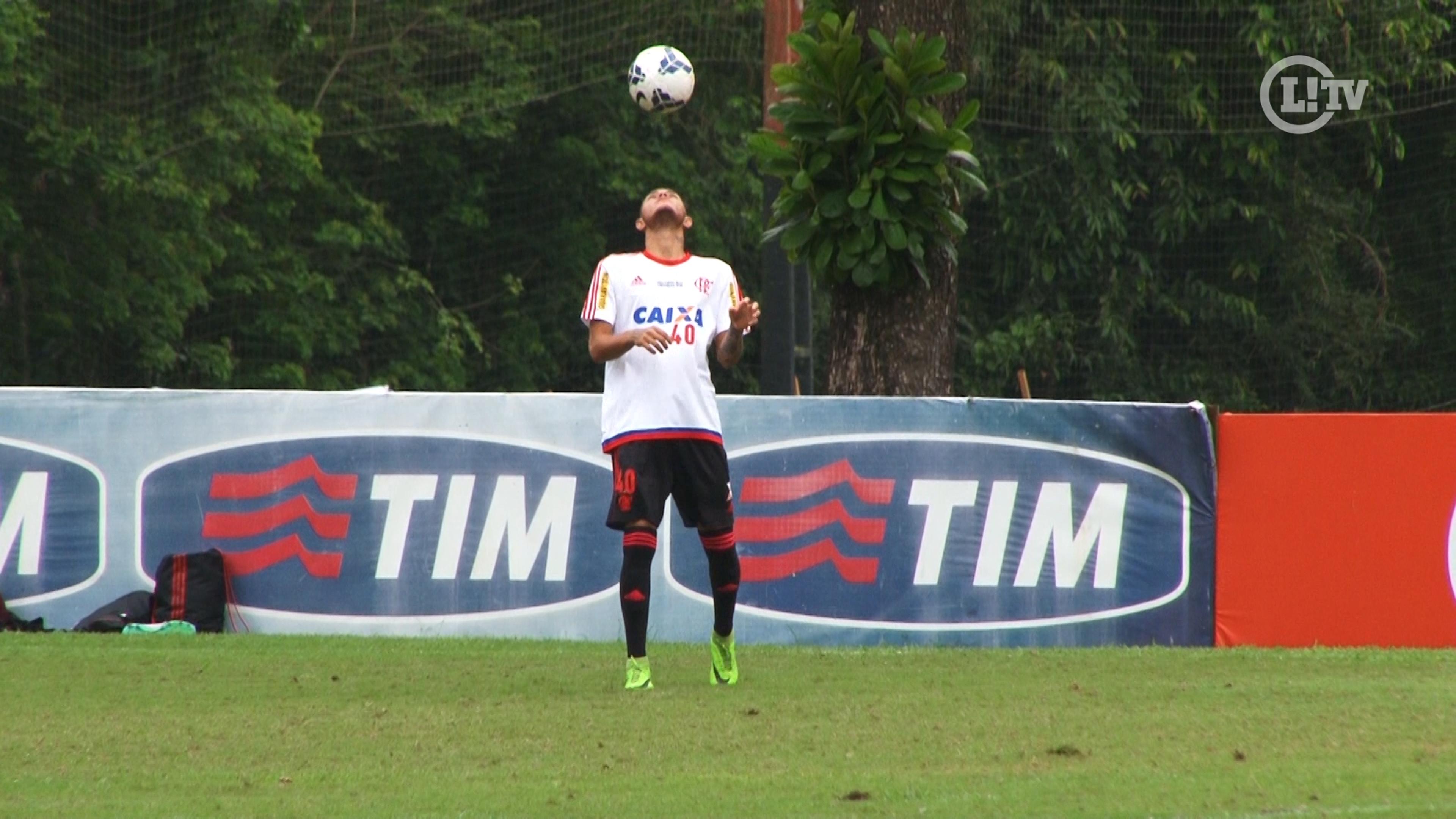 VÍDEO: Promessa do Fla mostra controle de bola durante treino