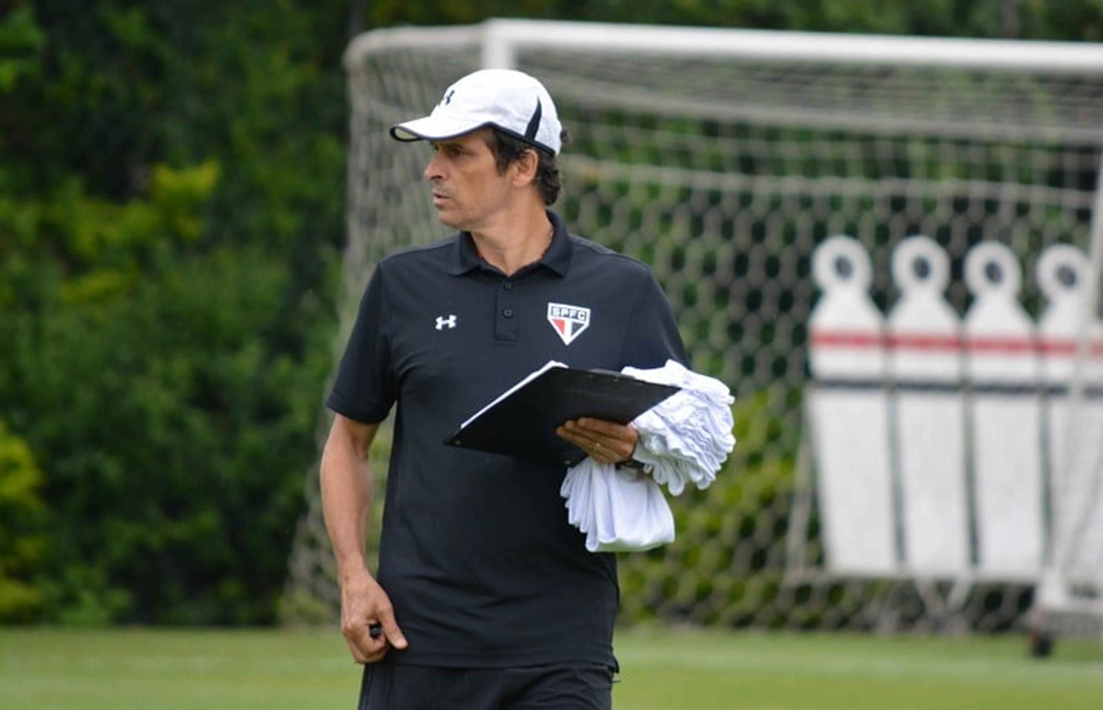 Treino do São Paulo tem divididas duras, correria e cobranças