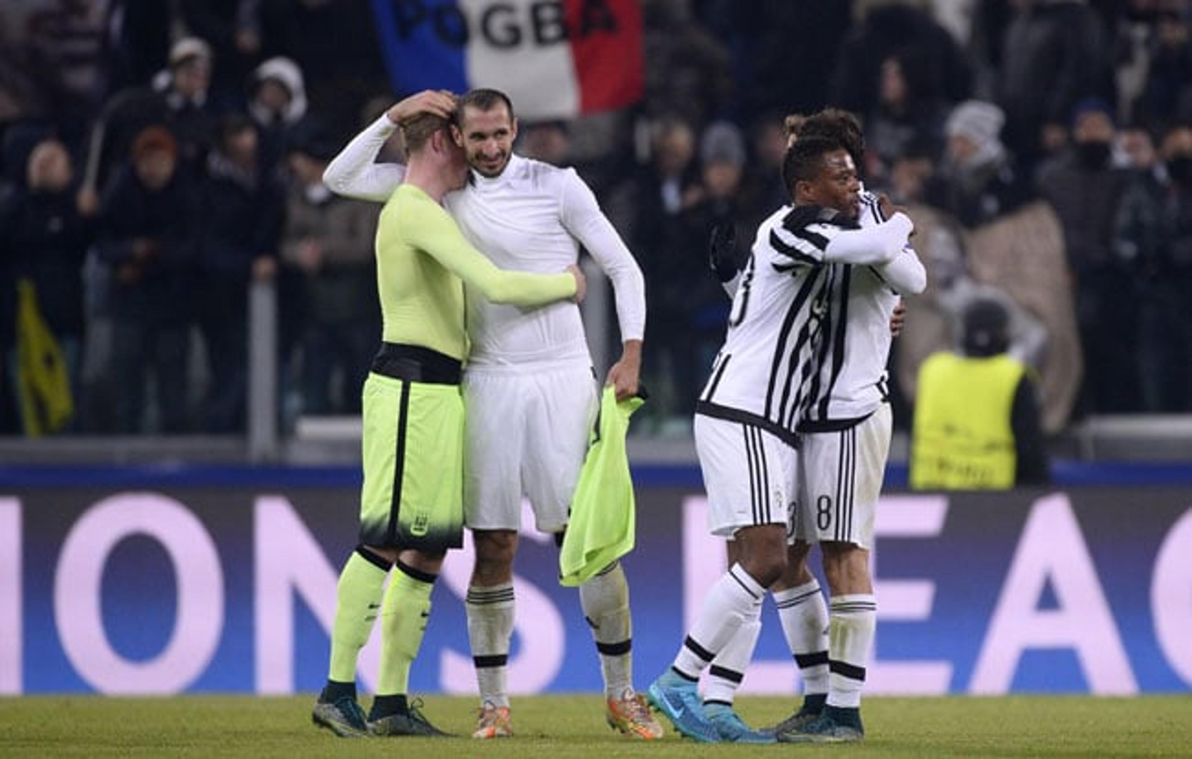 Em jogo da classificação da Juventus, Evra atinge marca na Champions