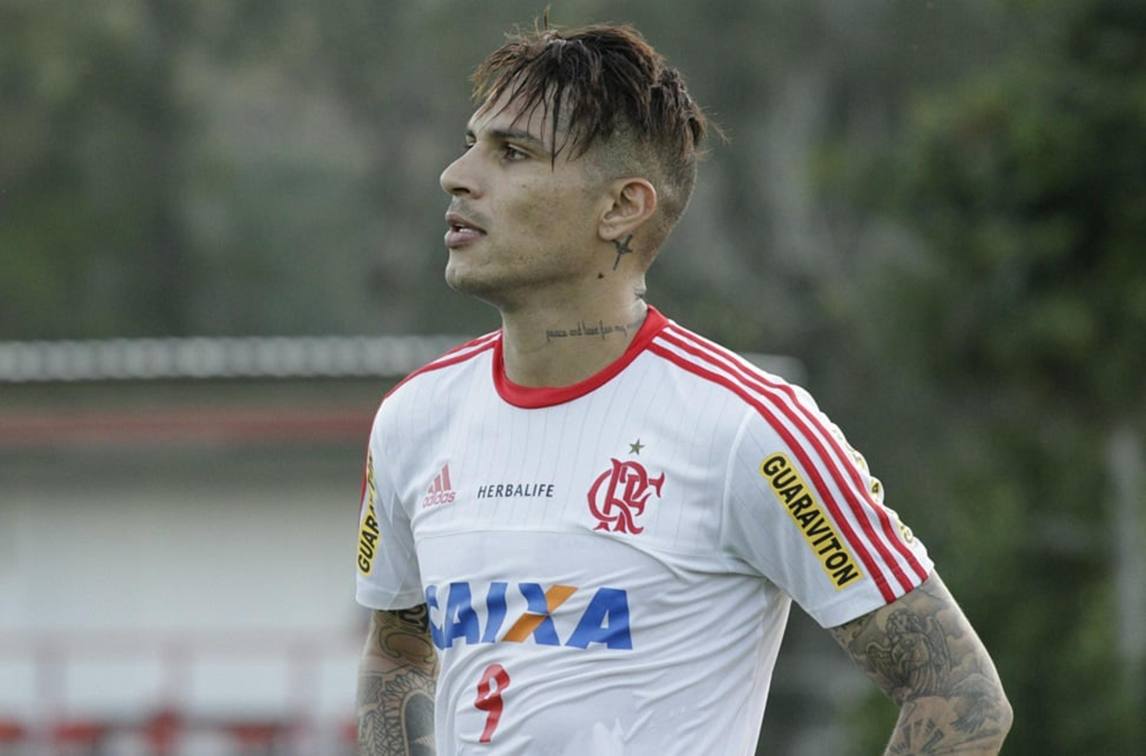 De olho em atacante, Barcelona mira Paolo Guerrero, diz jornal catalão