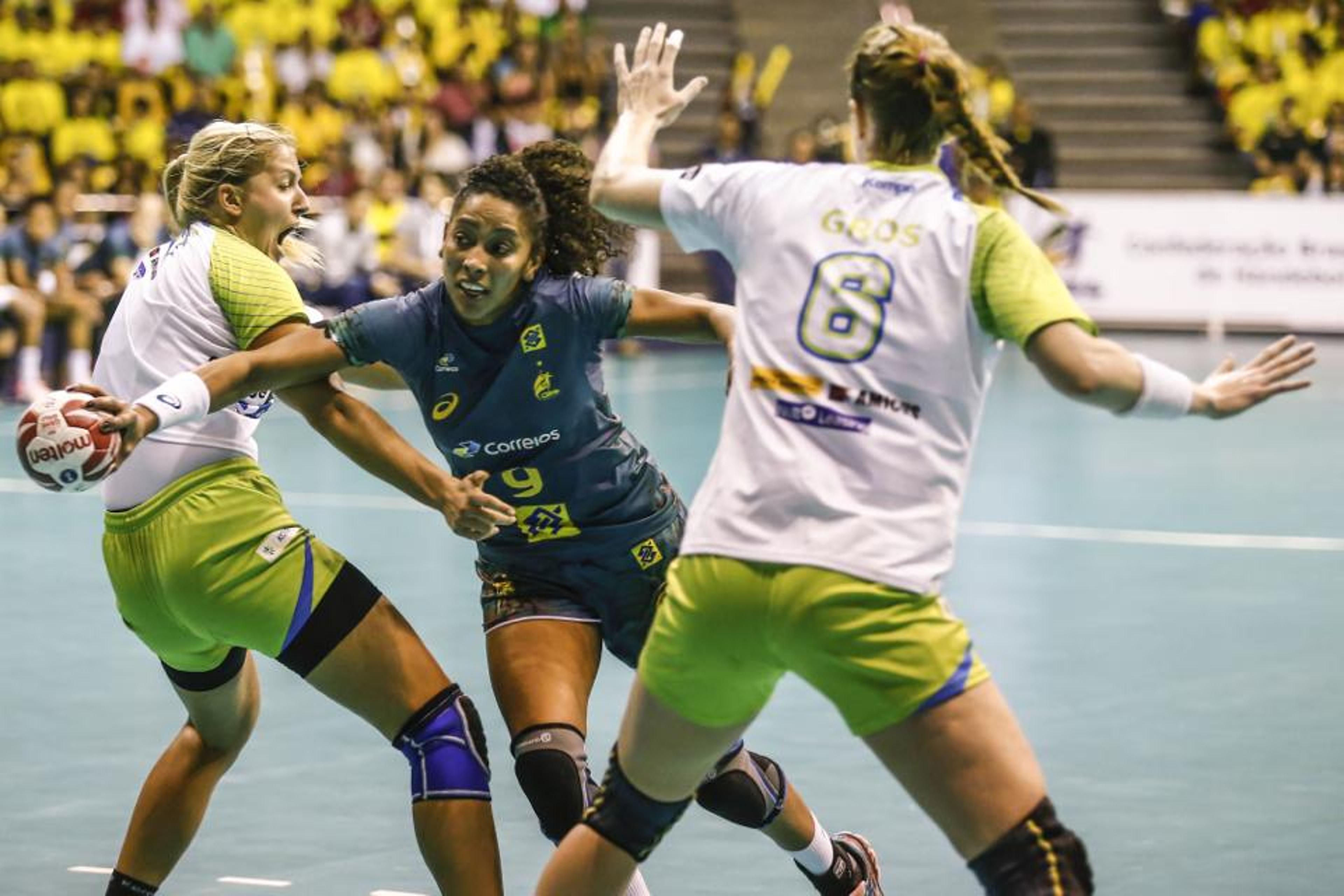 Goteiras interrompem duelo entre Brasil e Eslovênia no Handebol