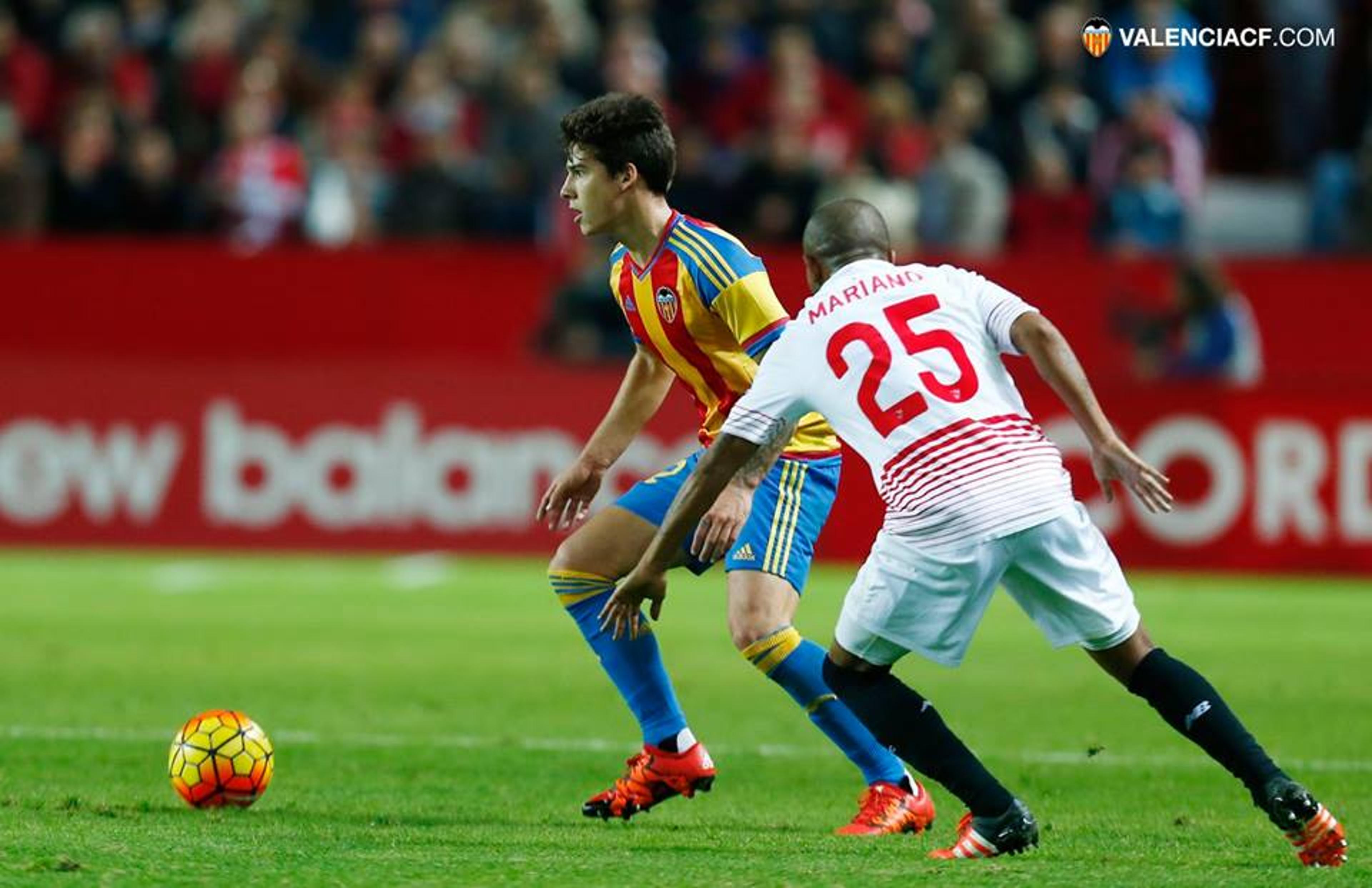 Sevilla faz gol à la Rivellino e vence o Valencia no Campeonato Espanhol