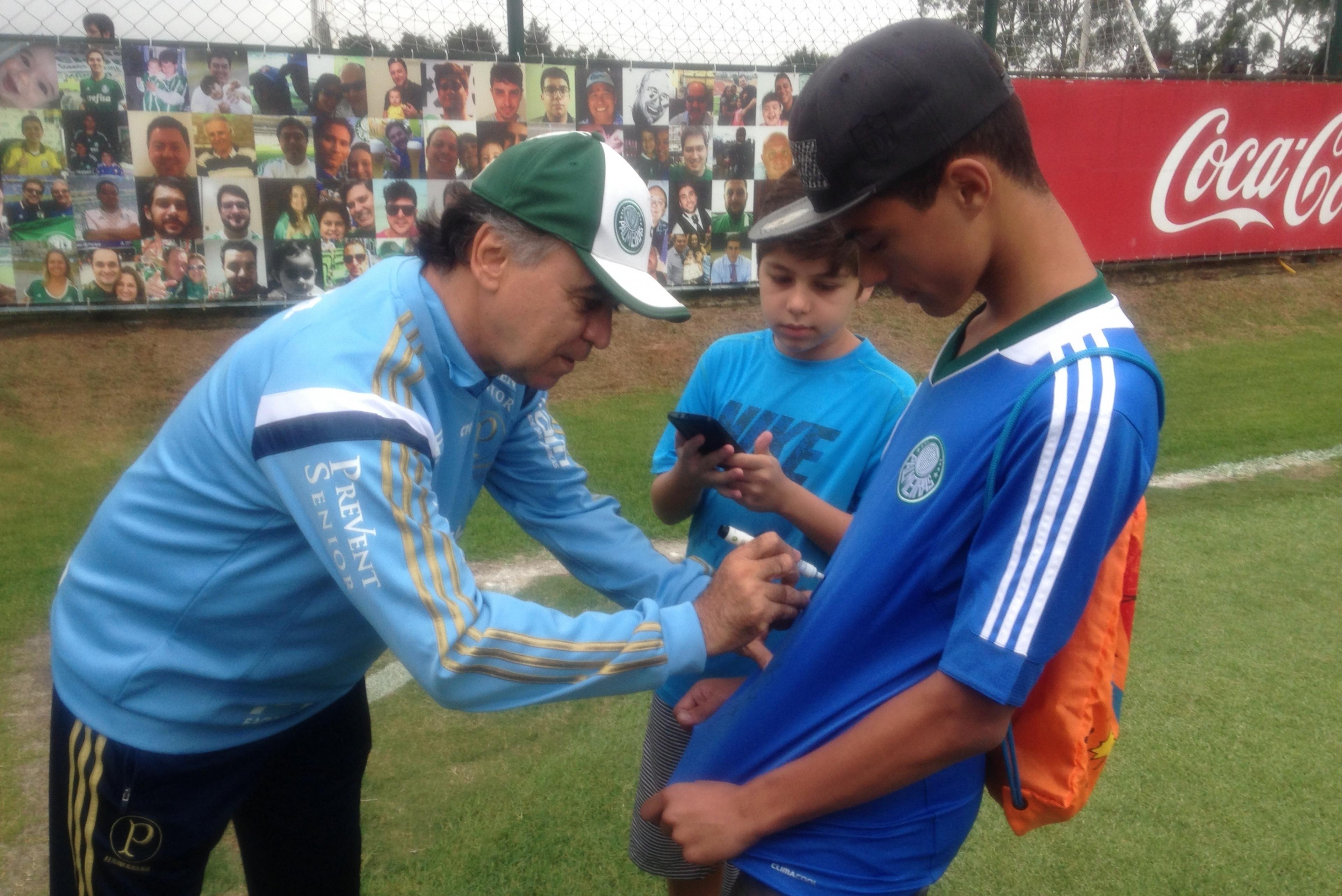 Palmeiras tem tarde de autógrafos e entrevistas na Academia de Futebol