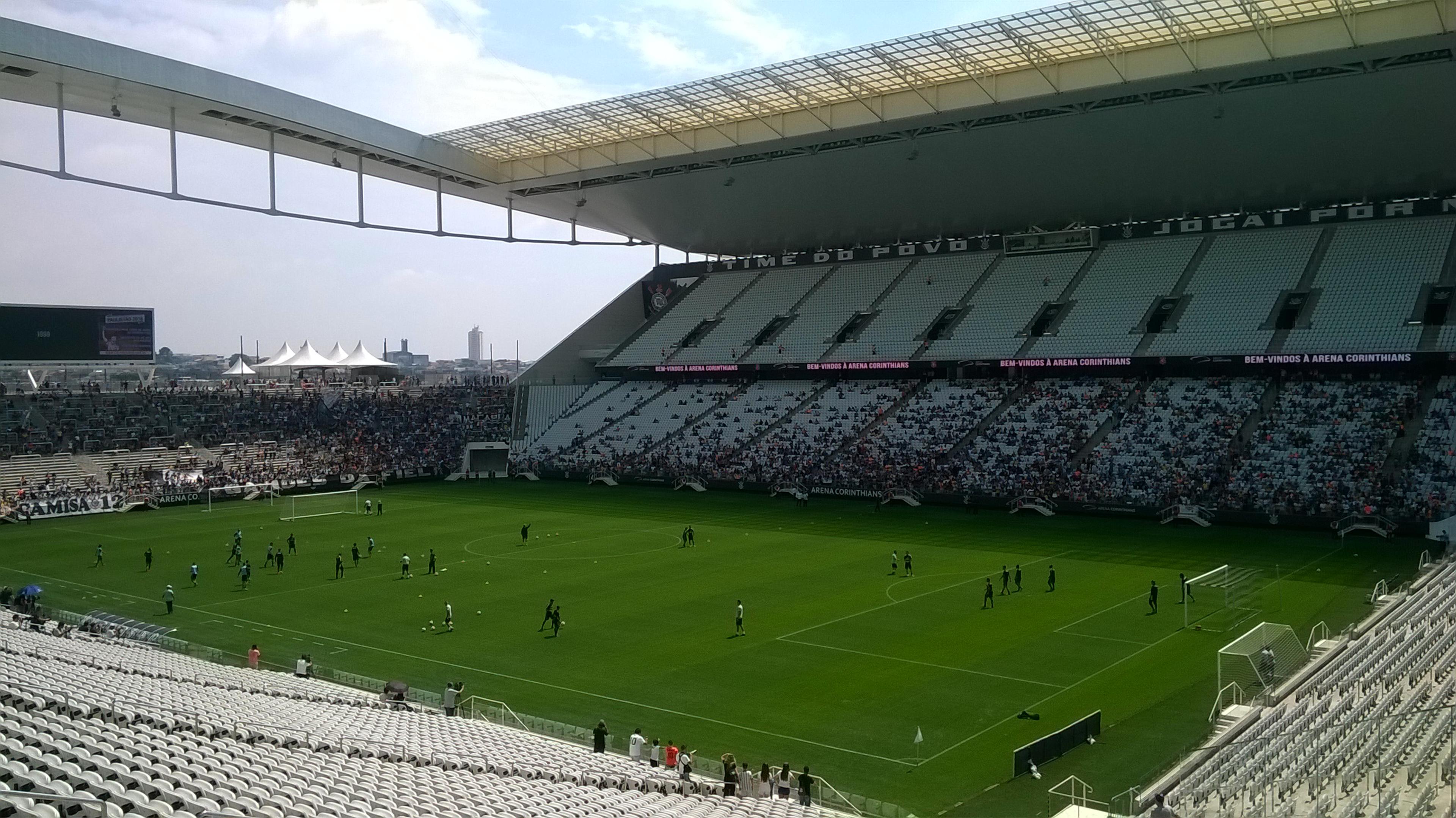 Timão faz último treino do ano com festa da Fiel e até invasão a campo