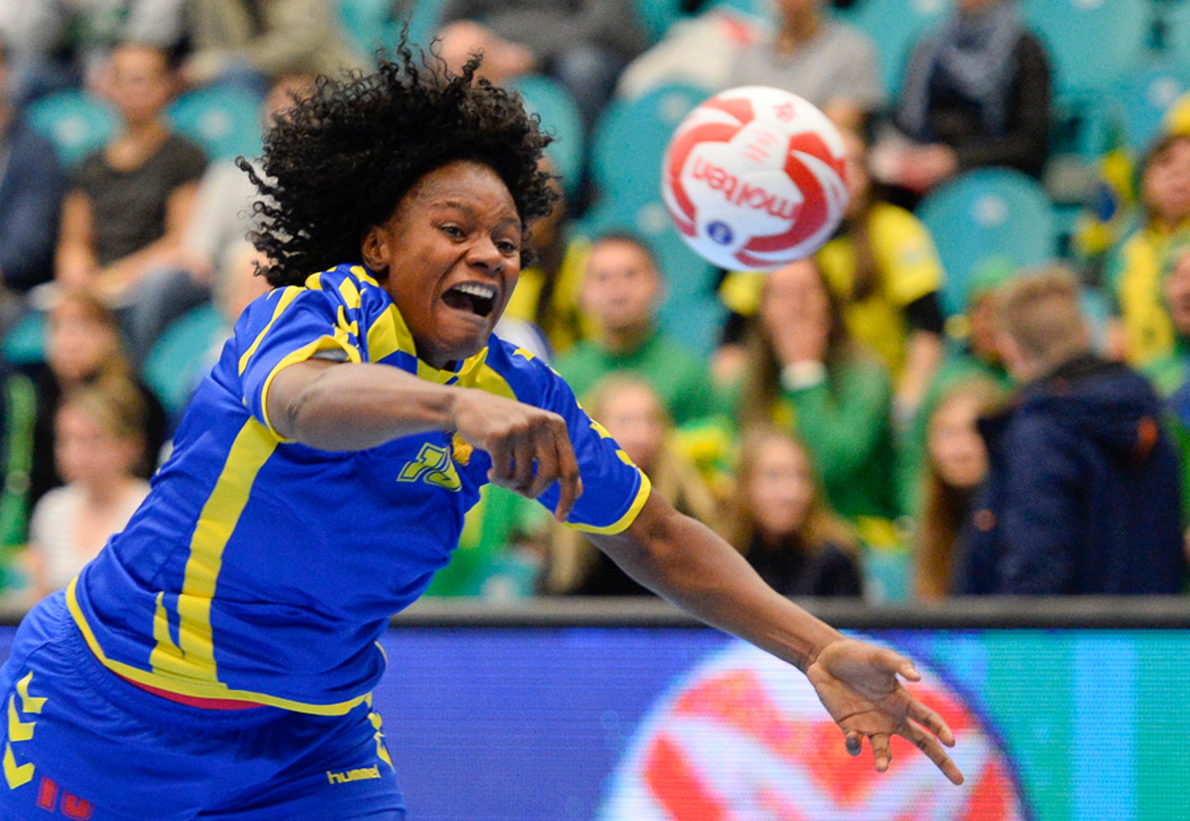 FOTOS – Veja as imagens da primeira vitória do Brasil no Mundial feminino de handebol