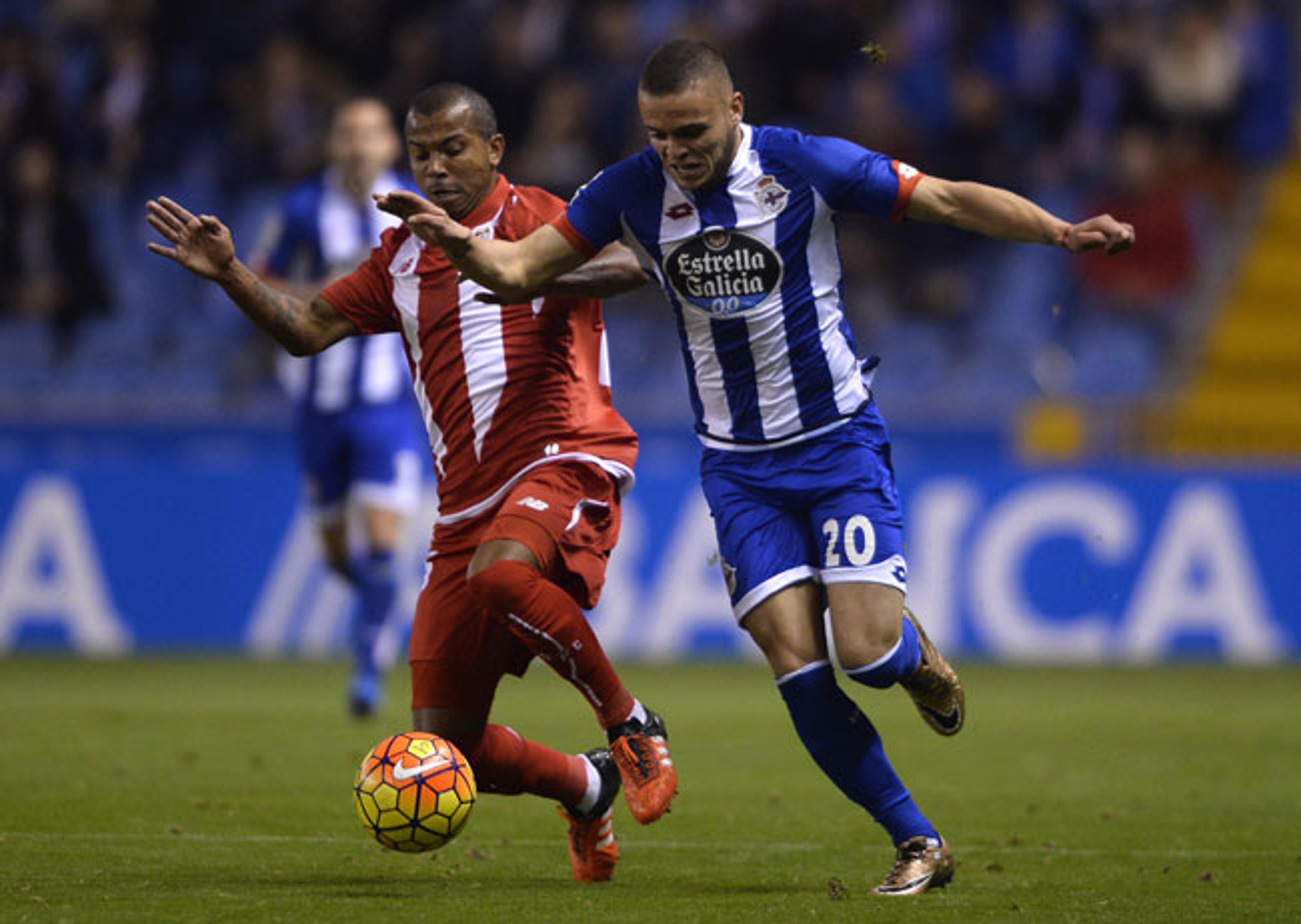 Lateral brasileiro comemora vaga do Sevilla na Liga Europa