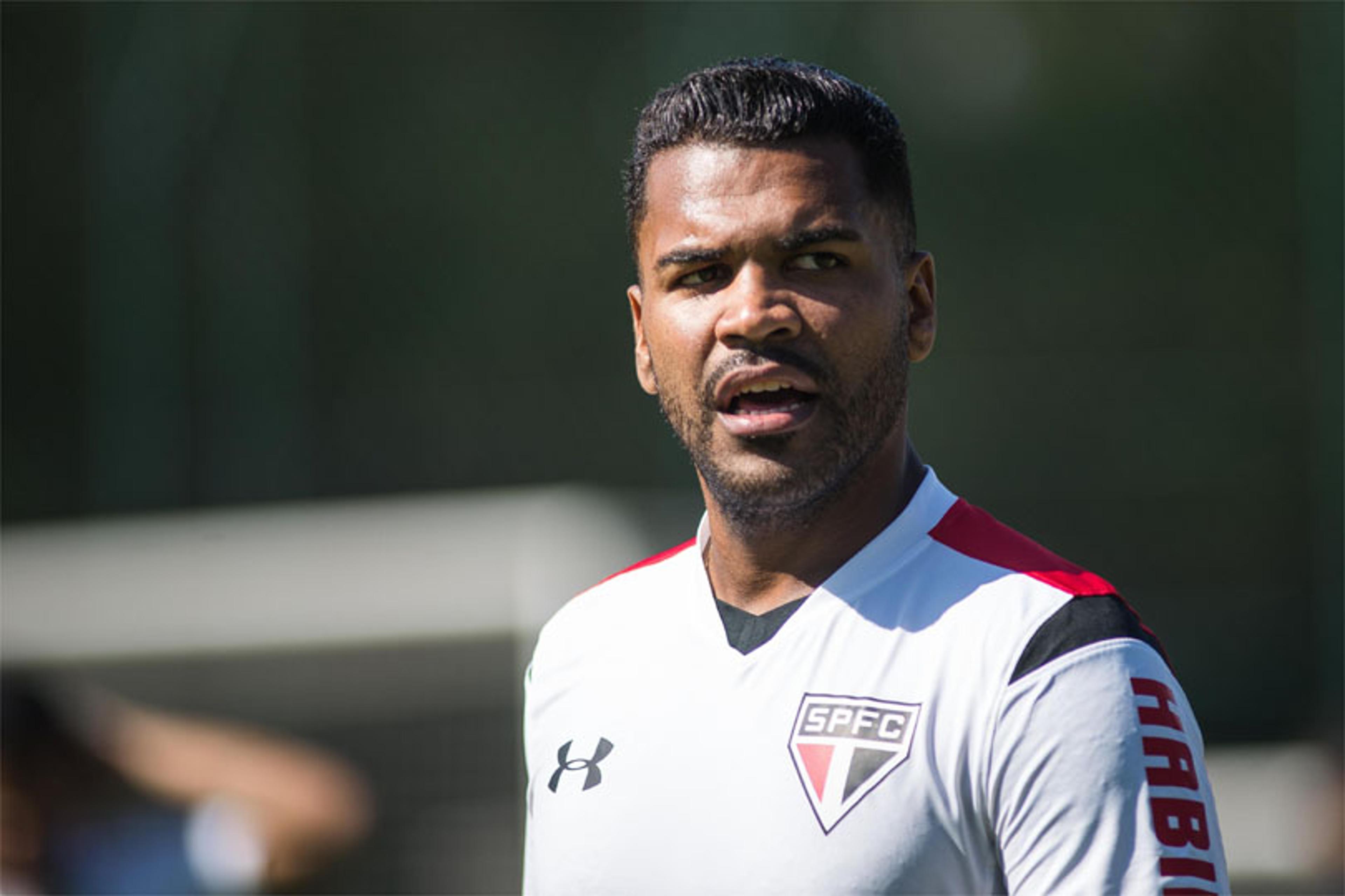 Breno volta a correr no campo e comemora evolução no São Paulo