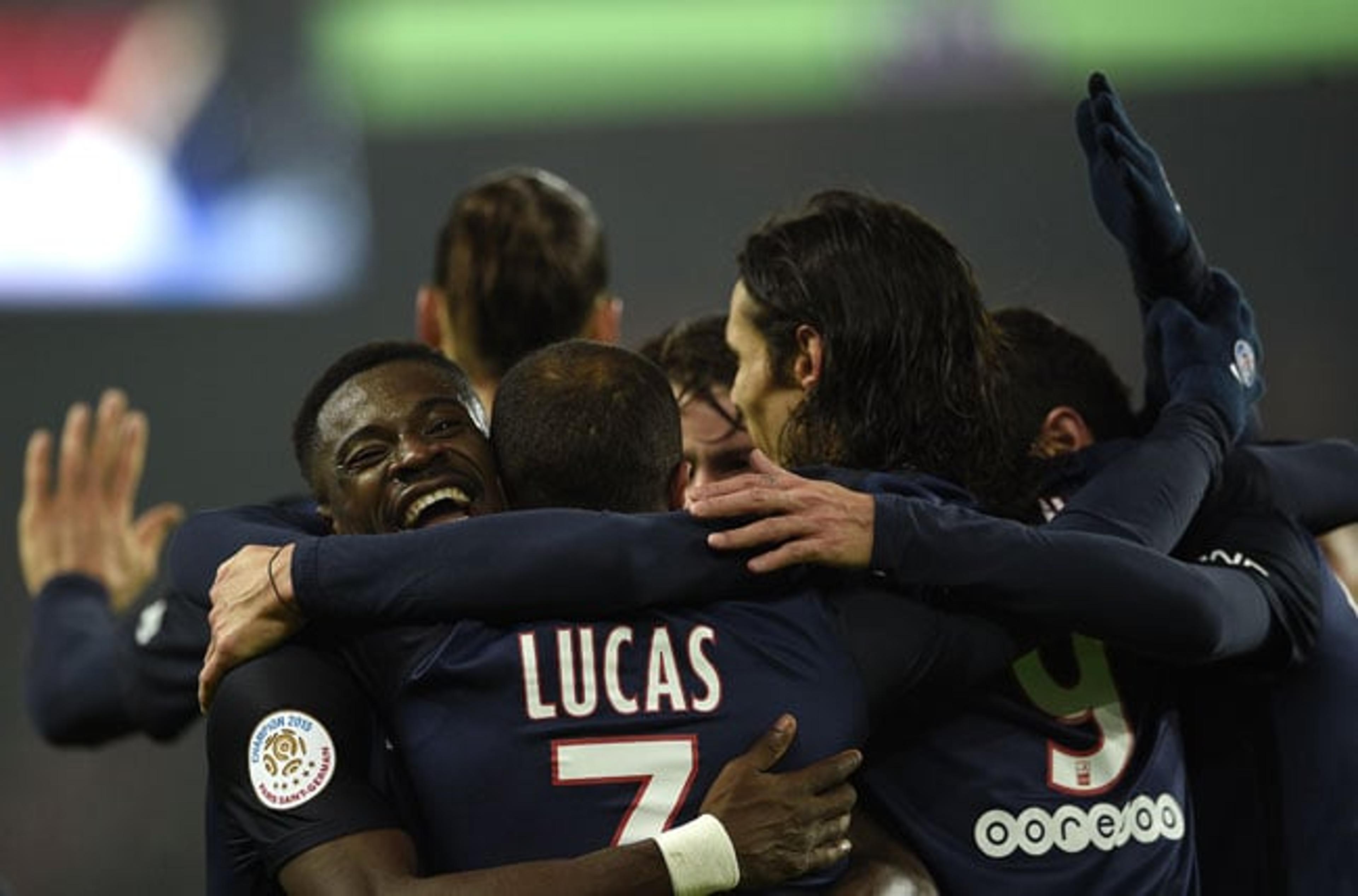 PSG massacra o Lyon em mais um show de Ibra e com gol de Lucas