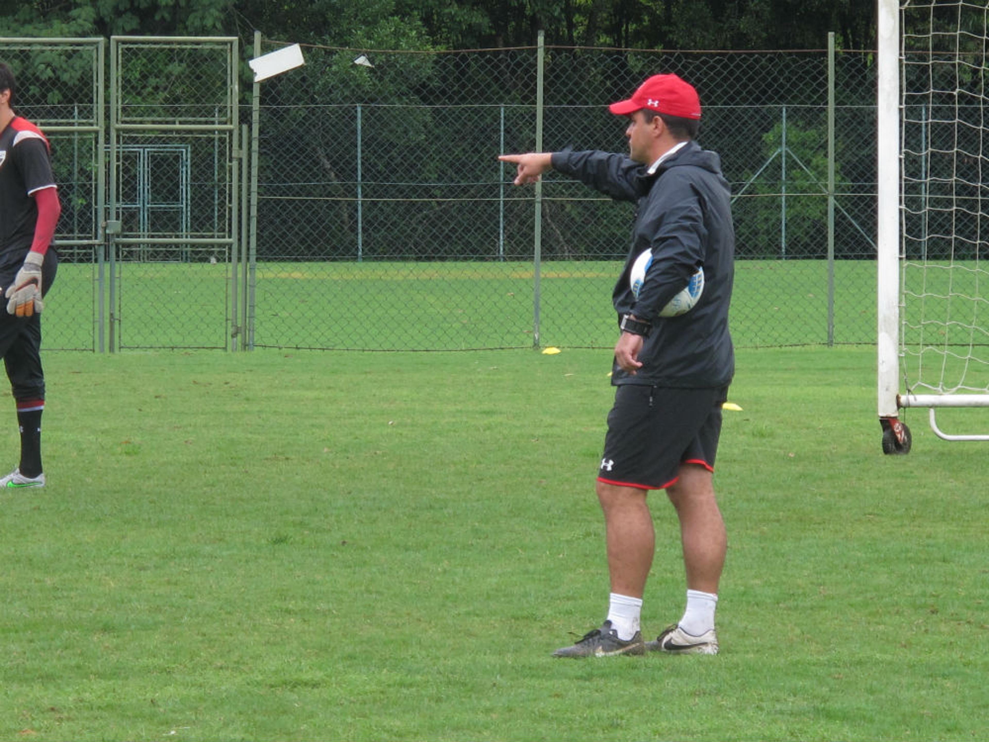 São Paulo confirma técnico do Sub-20 como interino para lugar de Bauza