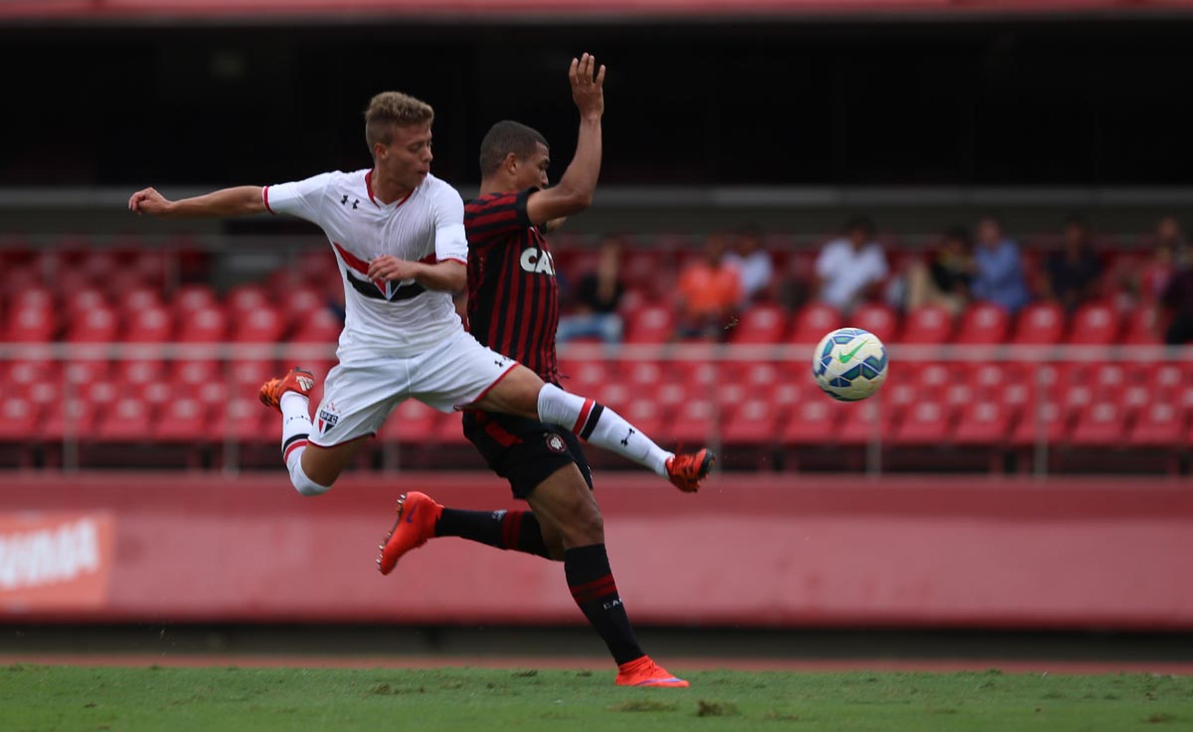 Ambidestro, 10 do São Paulo na base promete ‘chegar perto’ de Hernanes