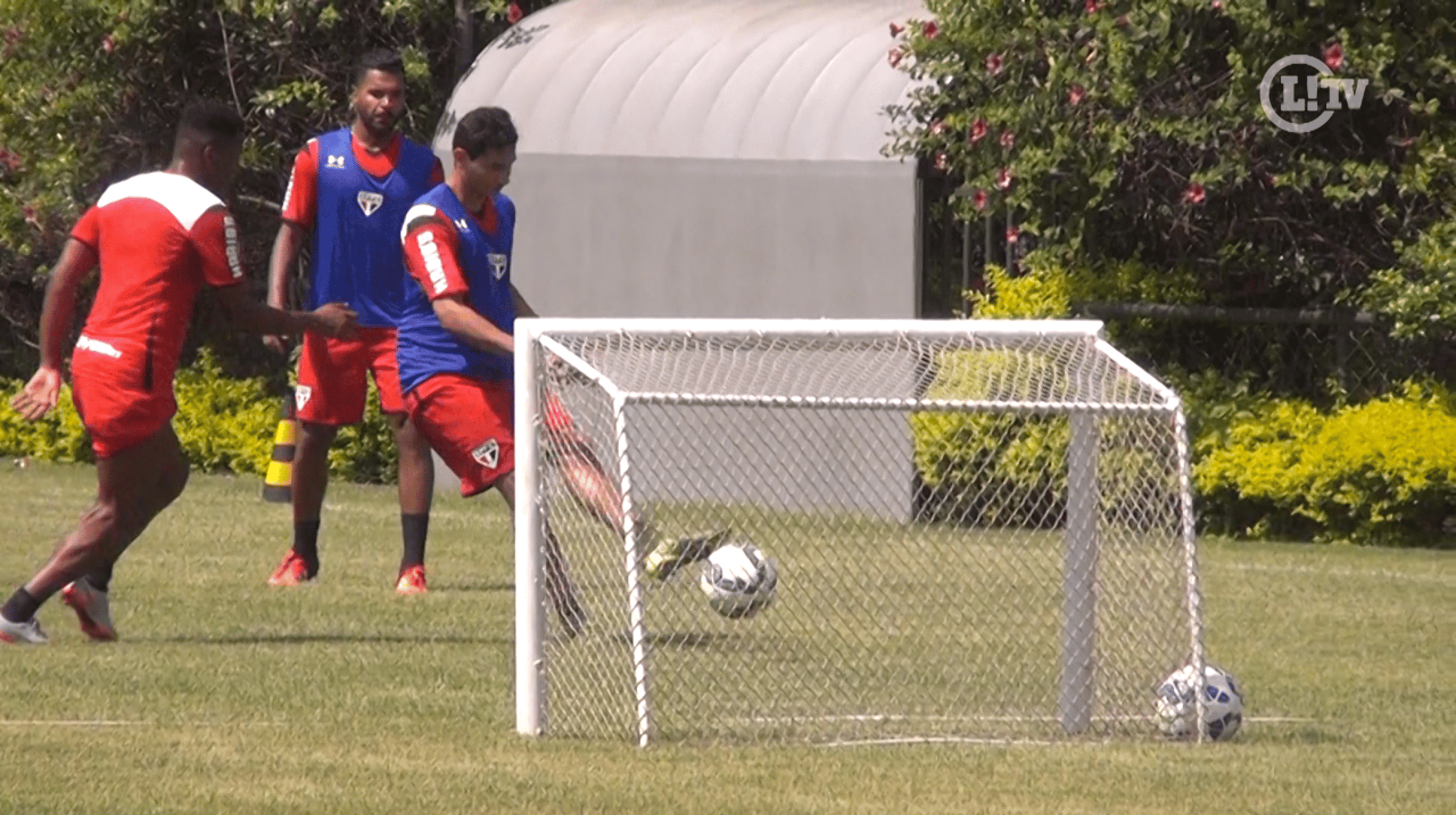 Com Mena e até Caramelo, São Paulo faz testes físicos e treino técnico