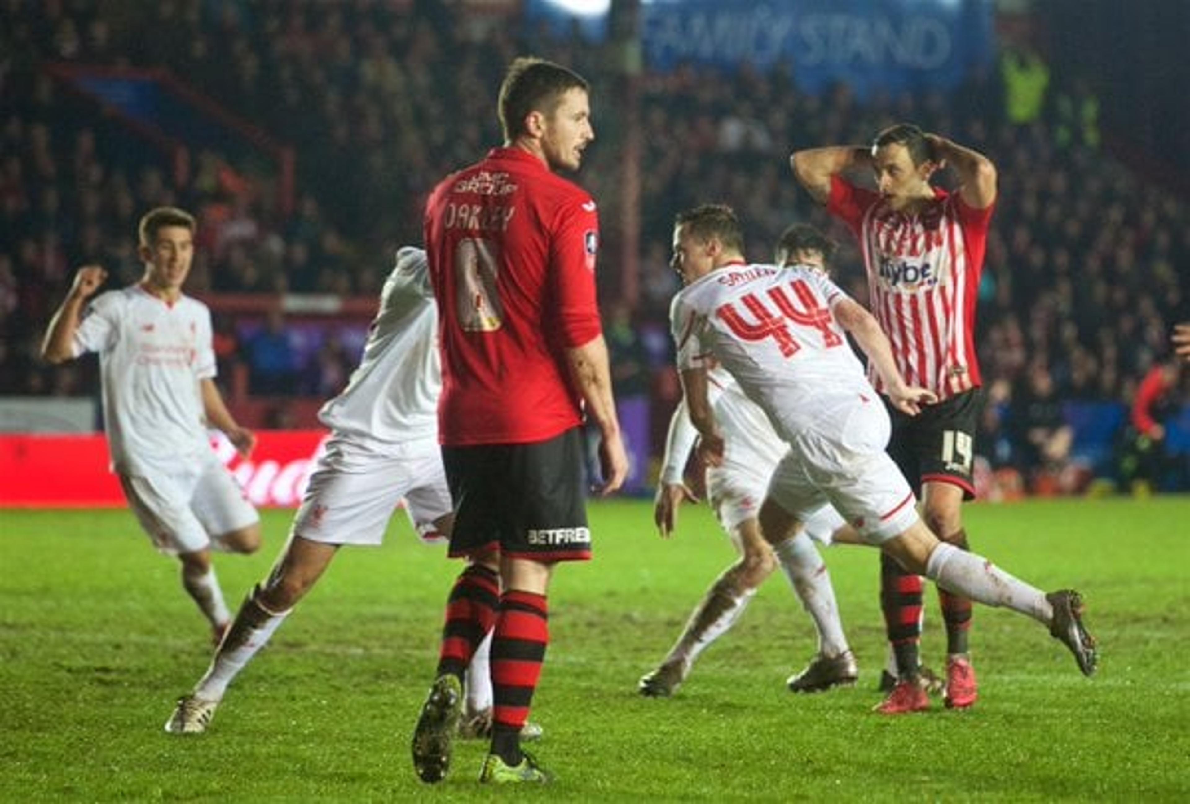 Exeter quase apronta, mas Liverpool empata e leva decisão para o Anfield