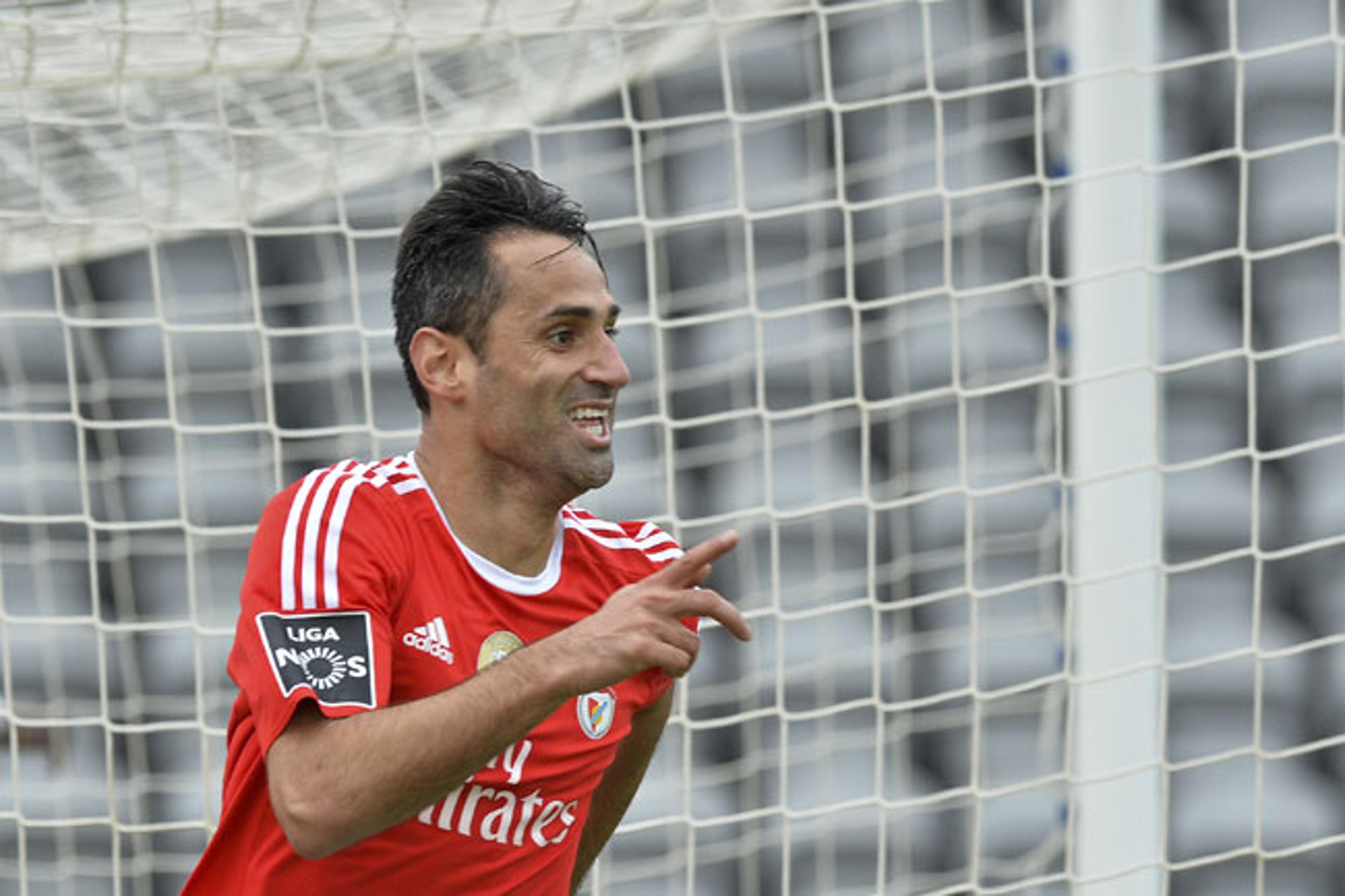 Com hat-trick de Jonas, Benfica goleia em jogo adiado