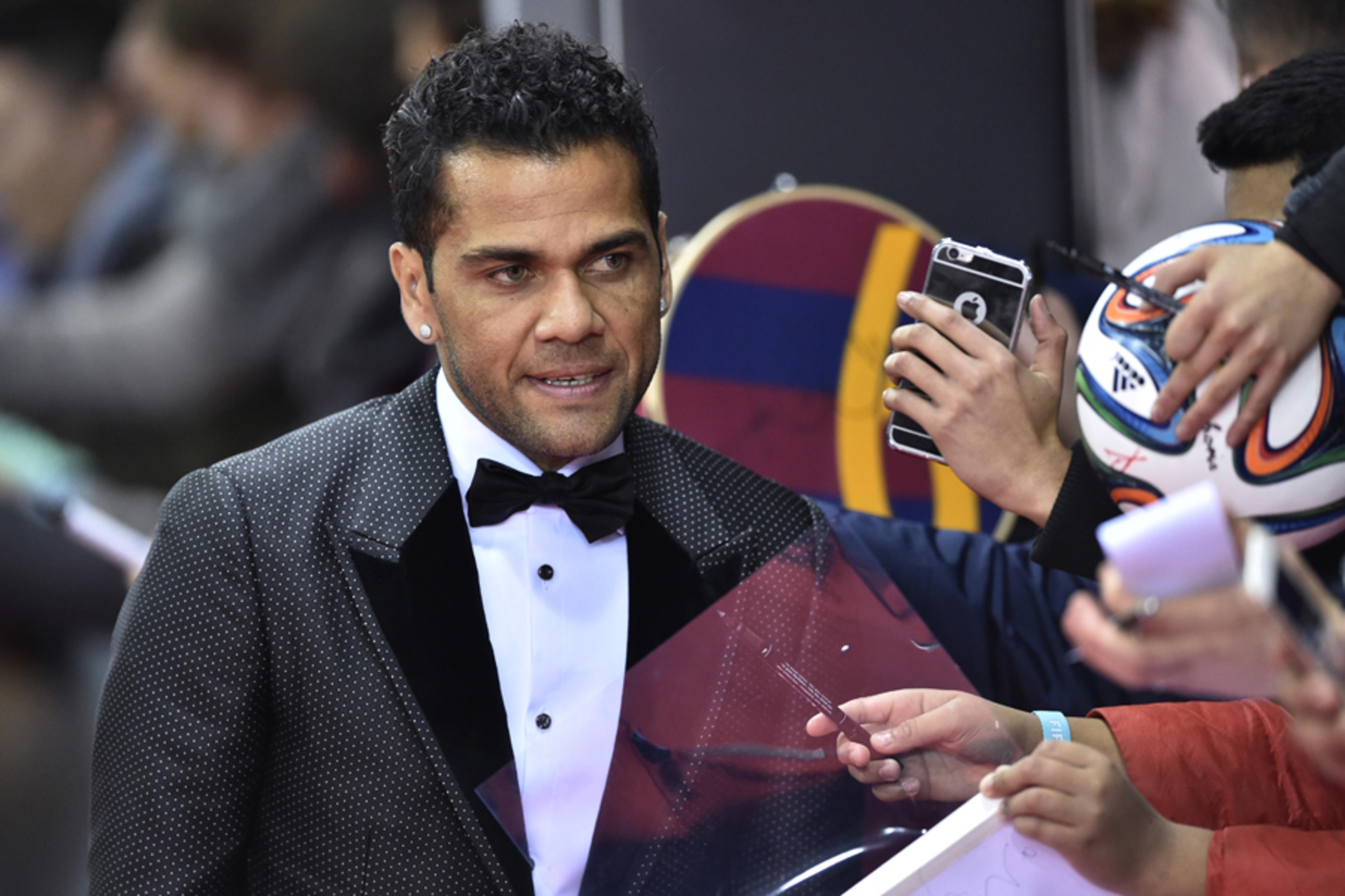 CR7 e Daniel Alves discutem antes da Bola de Ouro, diz jornal