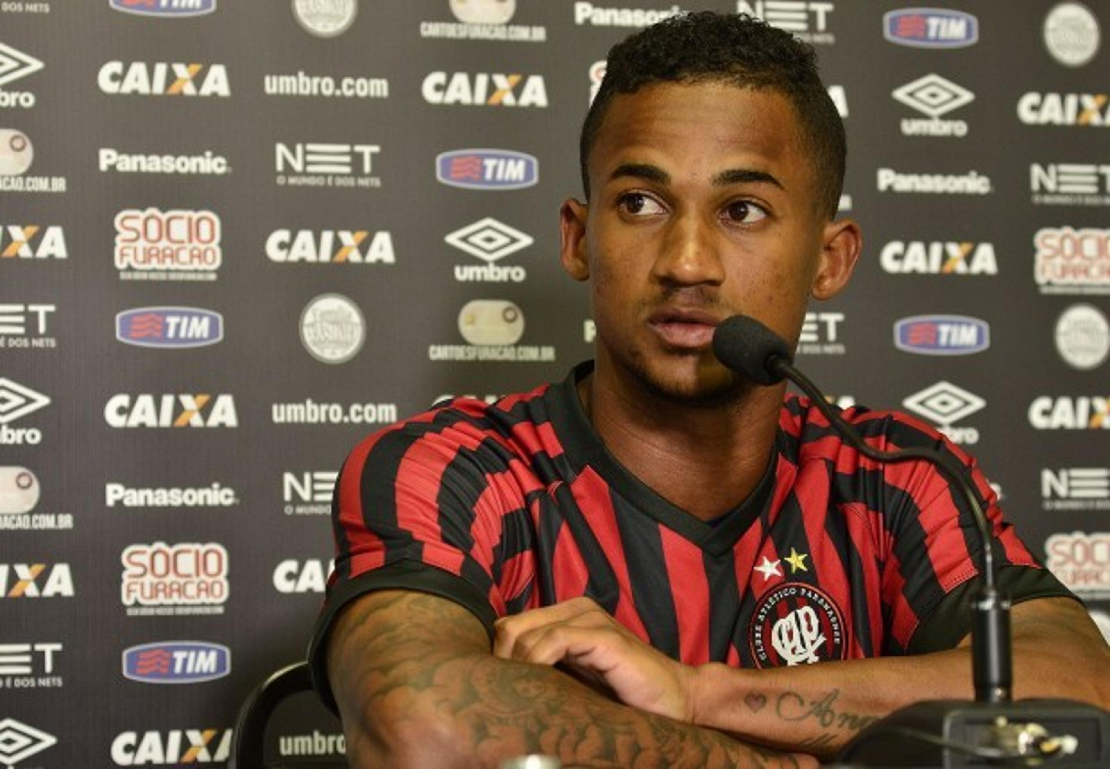 Lateral que negocia com Corinthians não entra em campo há quase 50 dias