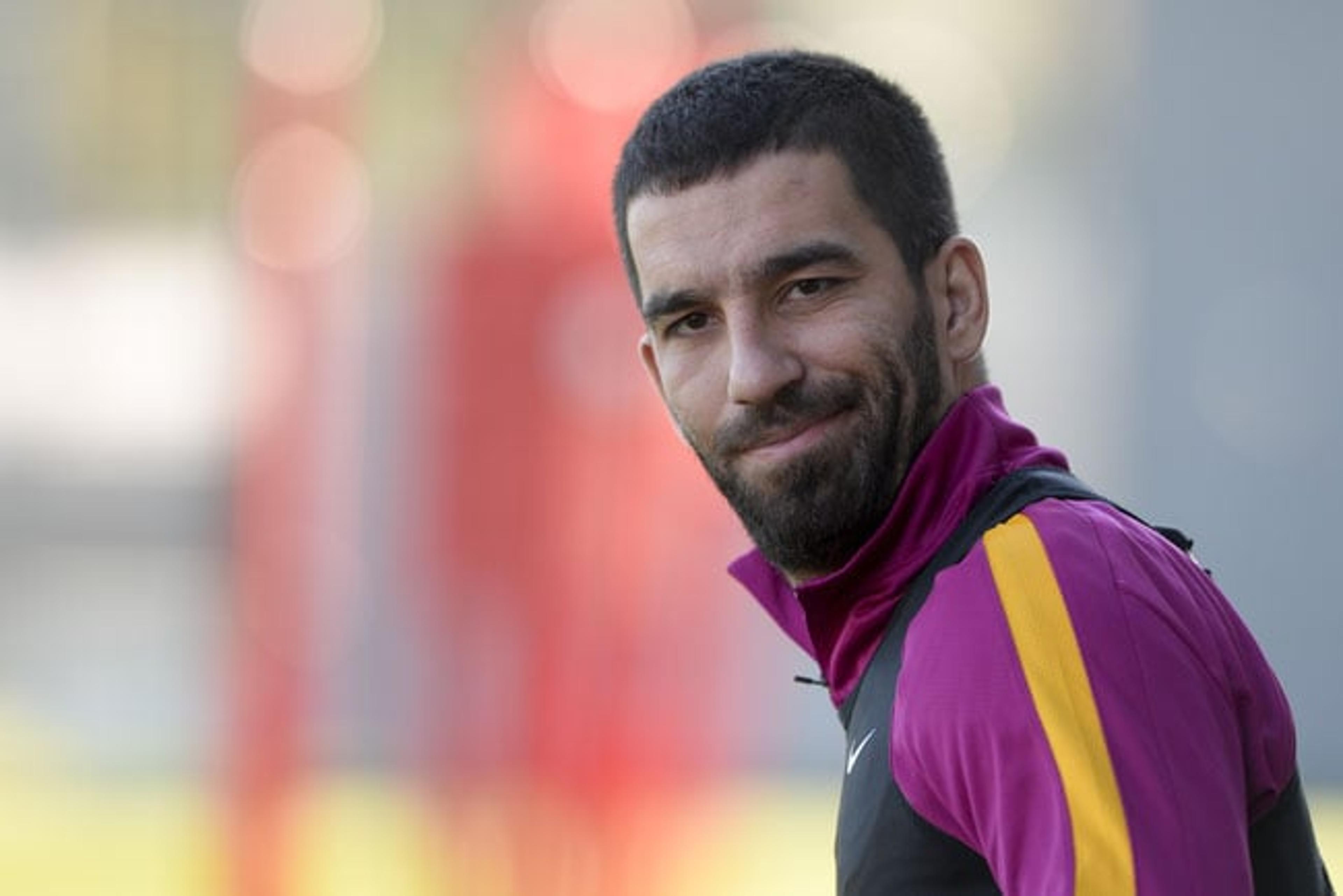 Jornal: Arda Turan pode deixar o Barça e migrar para o futebol chinês