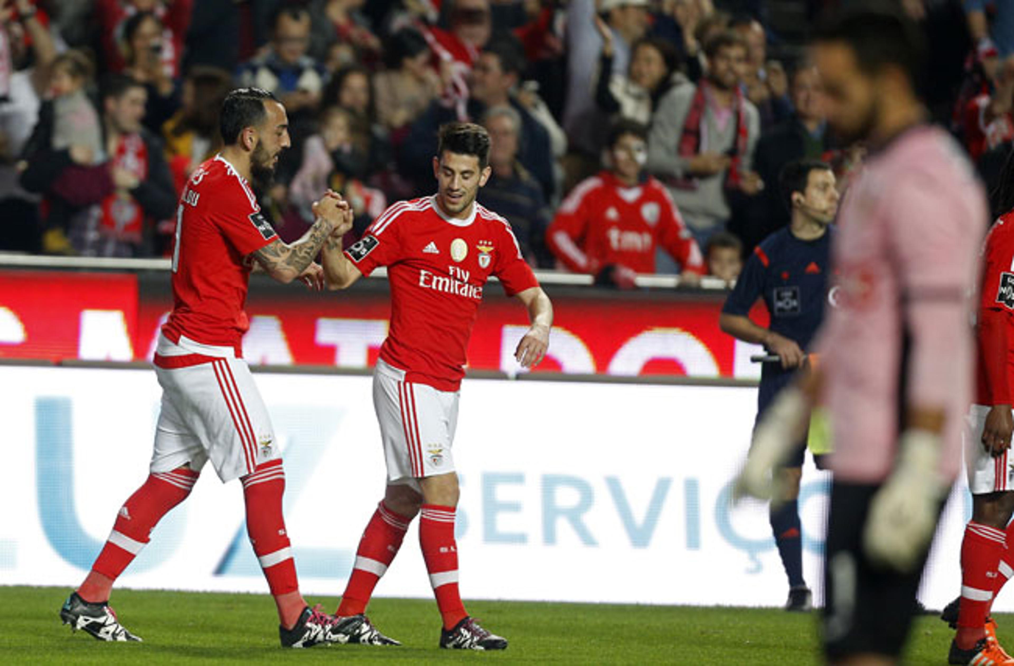 Com gol de Jonas, Benfica vence e assume a liderança do Português