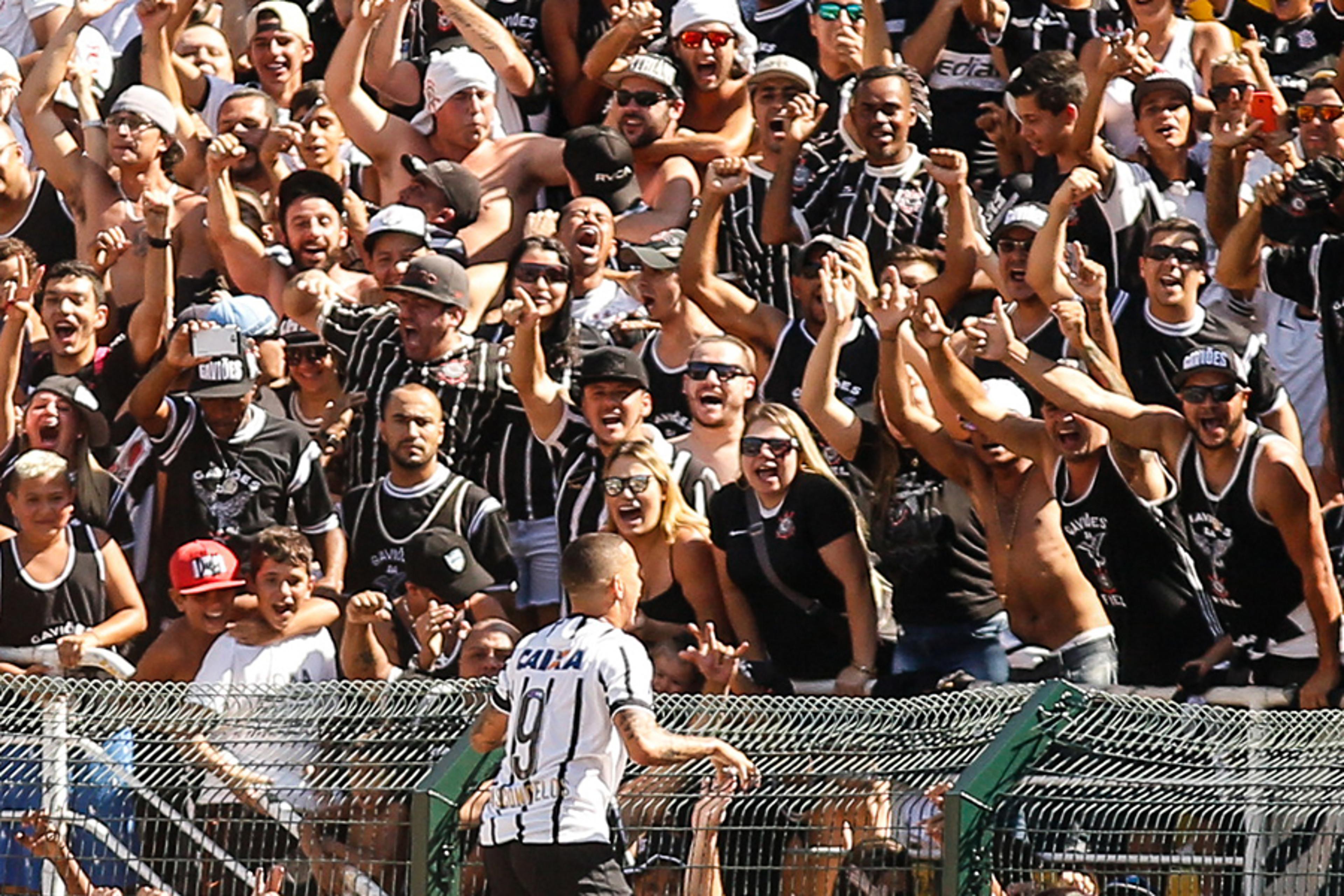 Corinthians volta ao Pacaembu, mas para ação com sócios-torcedores