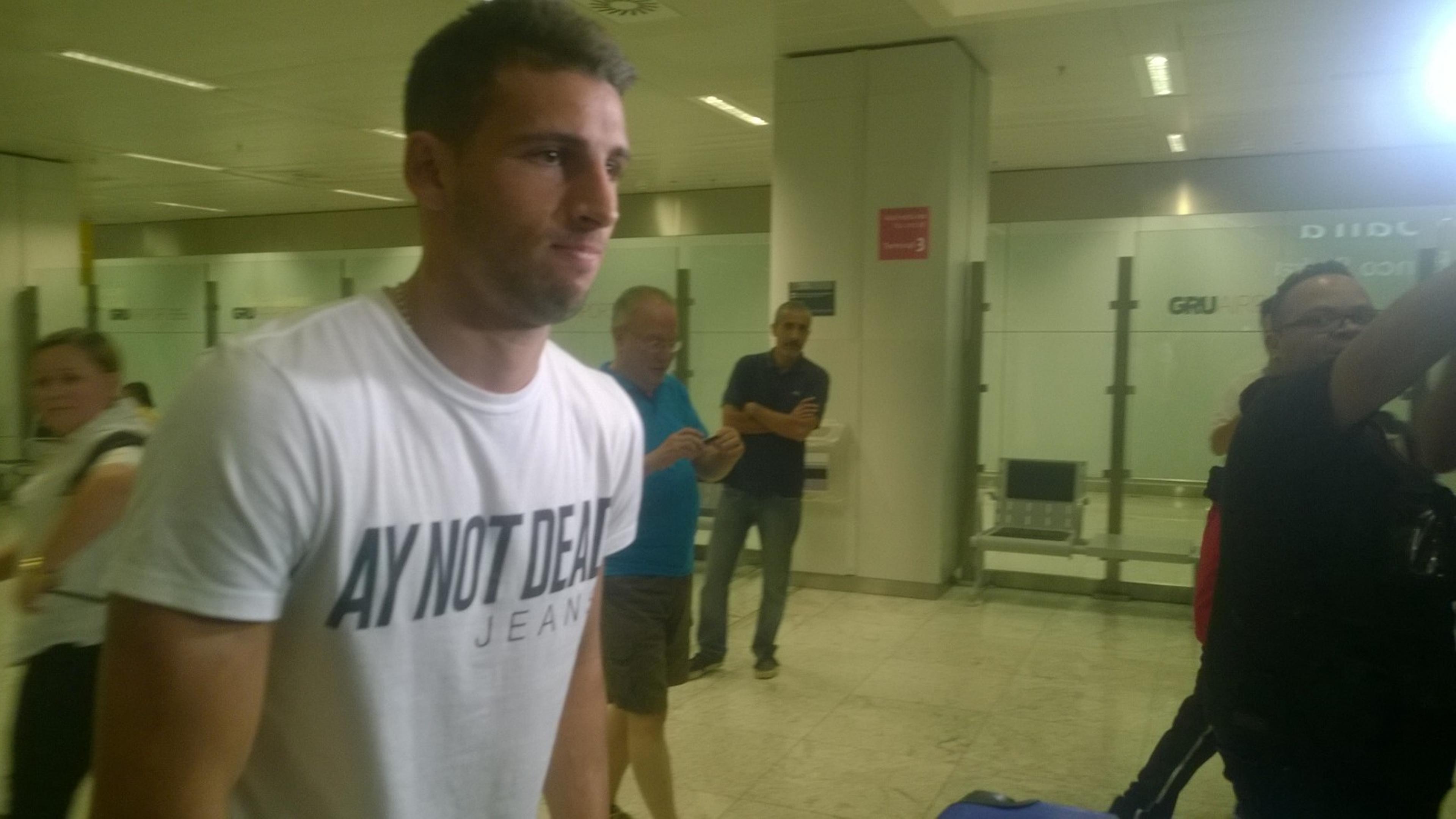 Voo atrasa e Calleri chega ao Brasil prometendo ‘gana pela Libertadores’