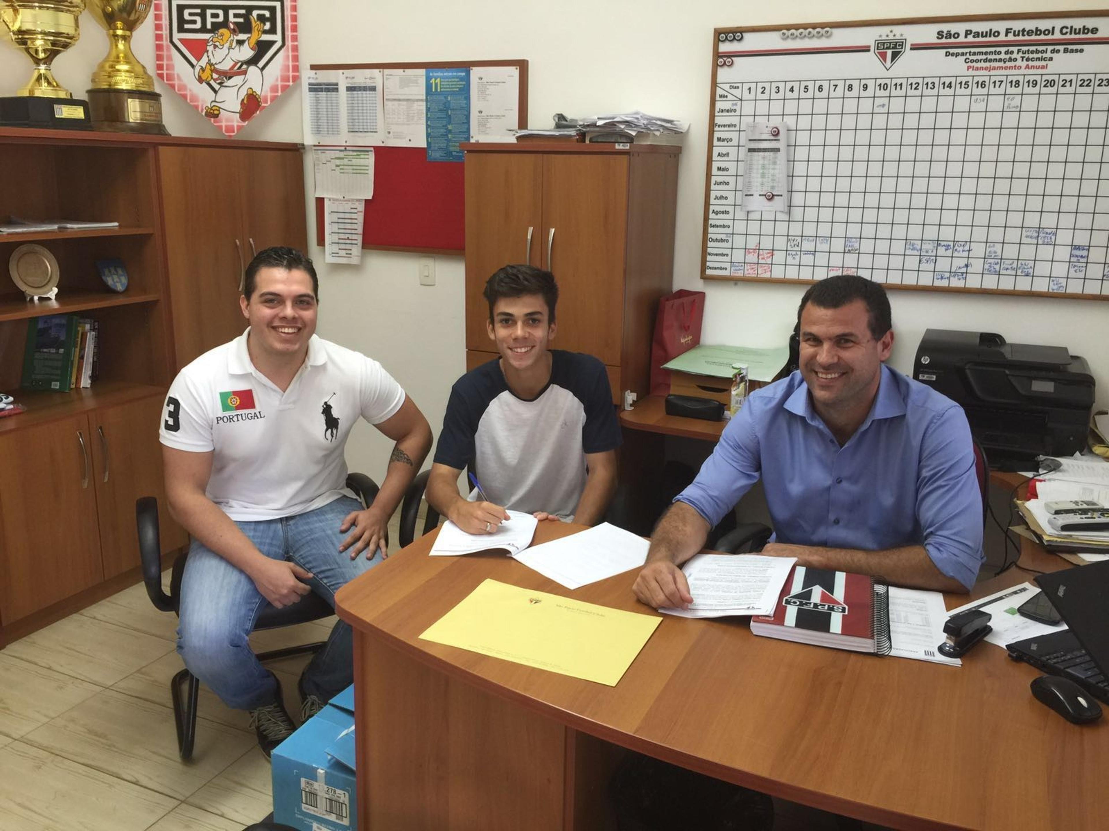 Algoz de rival na base assina primeiro contrato com o São Paulo