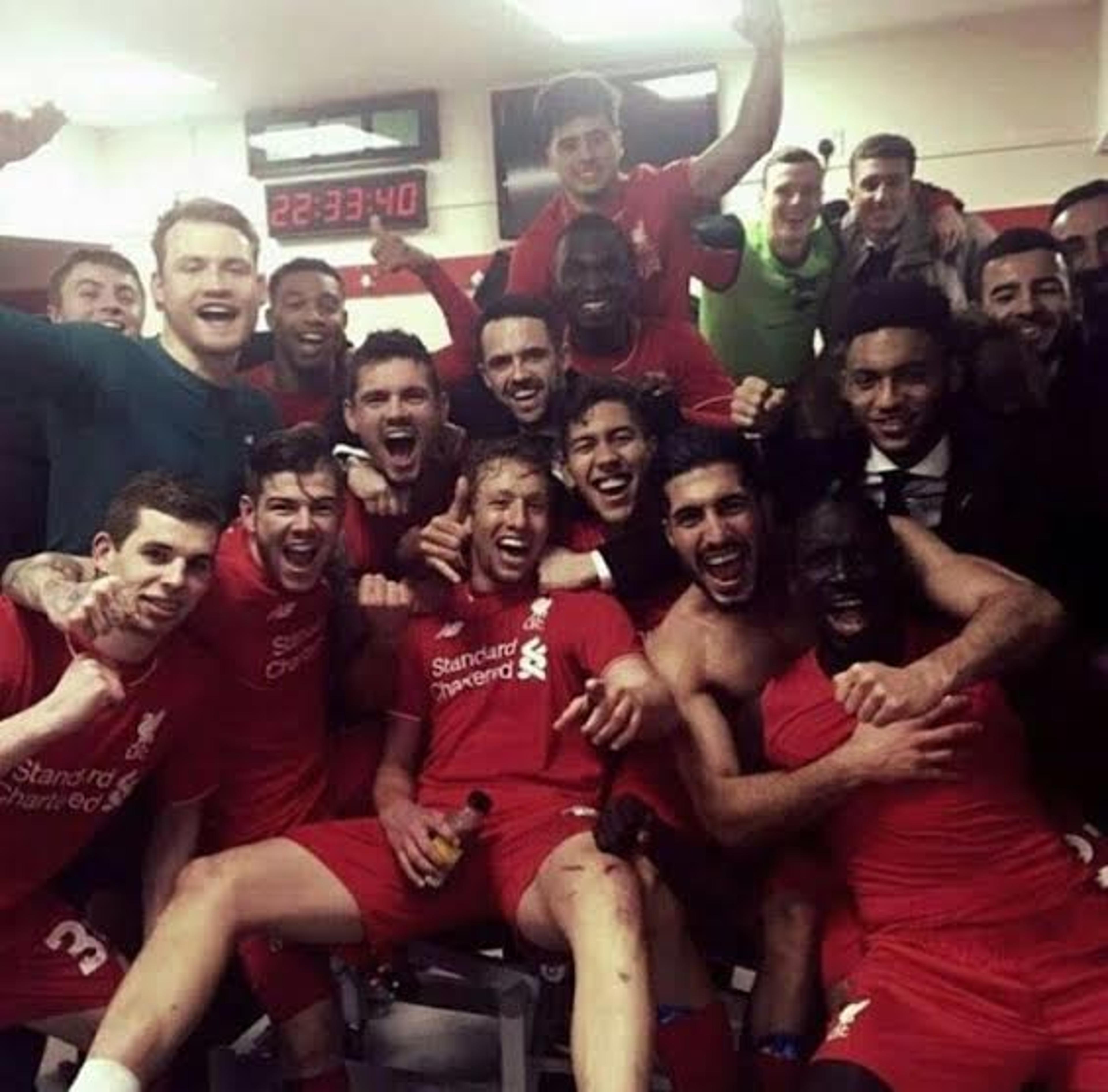 Lucas Leiva comemora marca no Liverpool com classificação à final