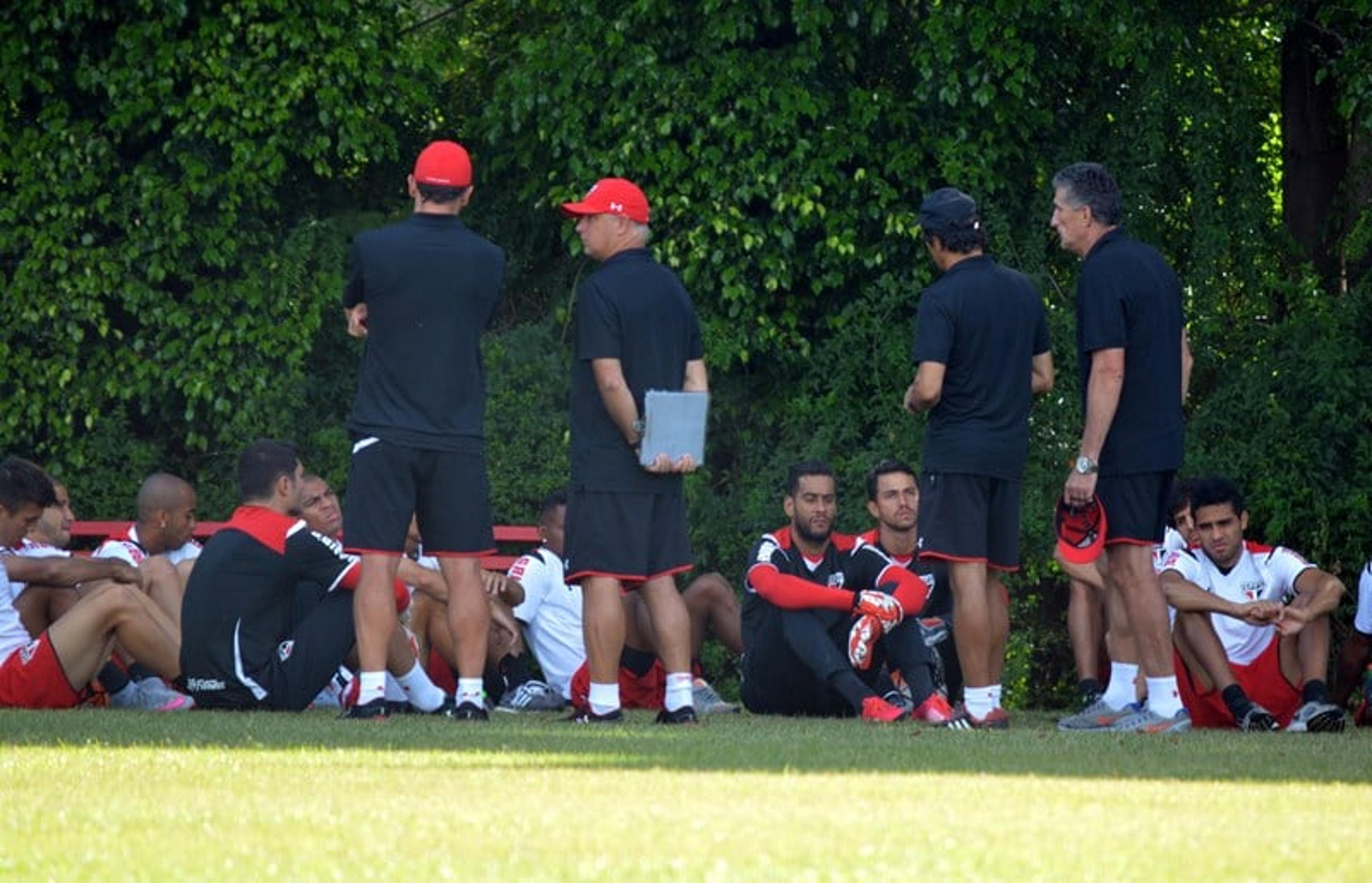 Sem folga, Bauza leva titulares do São Paulo a campo e faz reunião