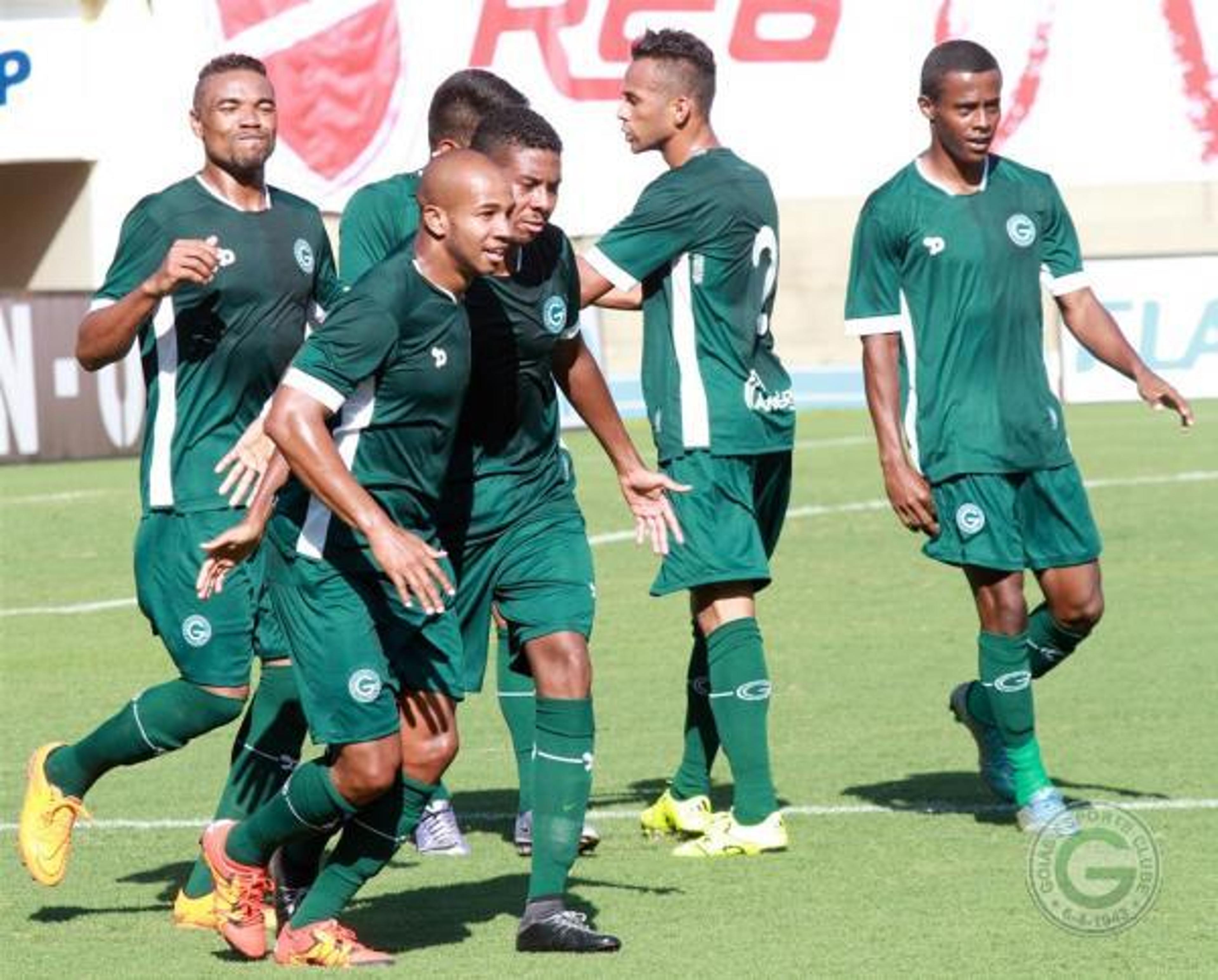 Patrick comemora primeiro gol com a camisa do Goiás em triunfo contra rival