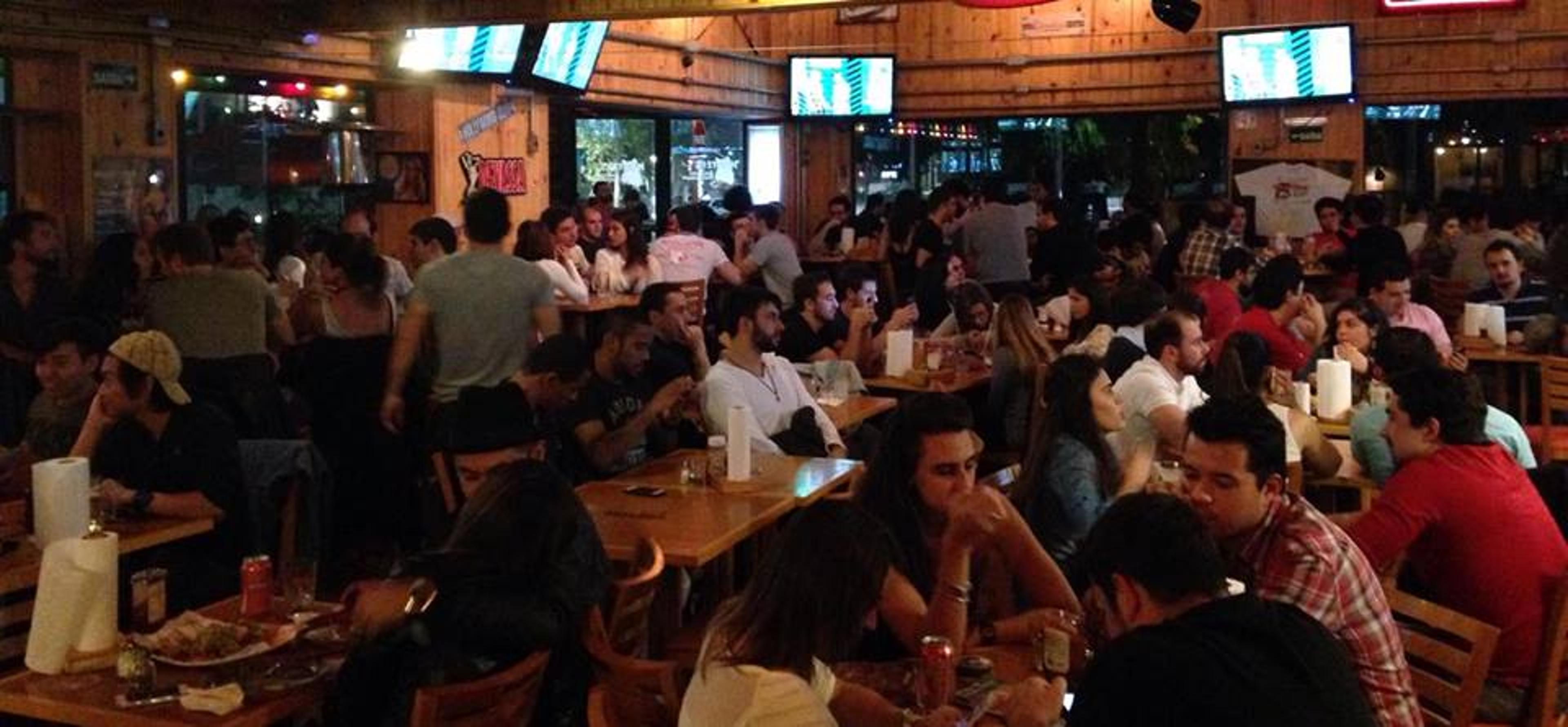 Bares, restaurantes e pubs no Brasil viram arquibancadas para o Super Bowl 50