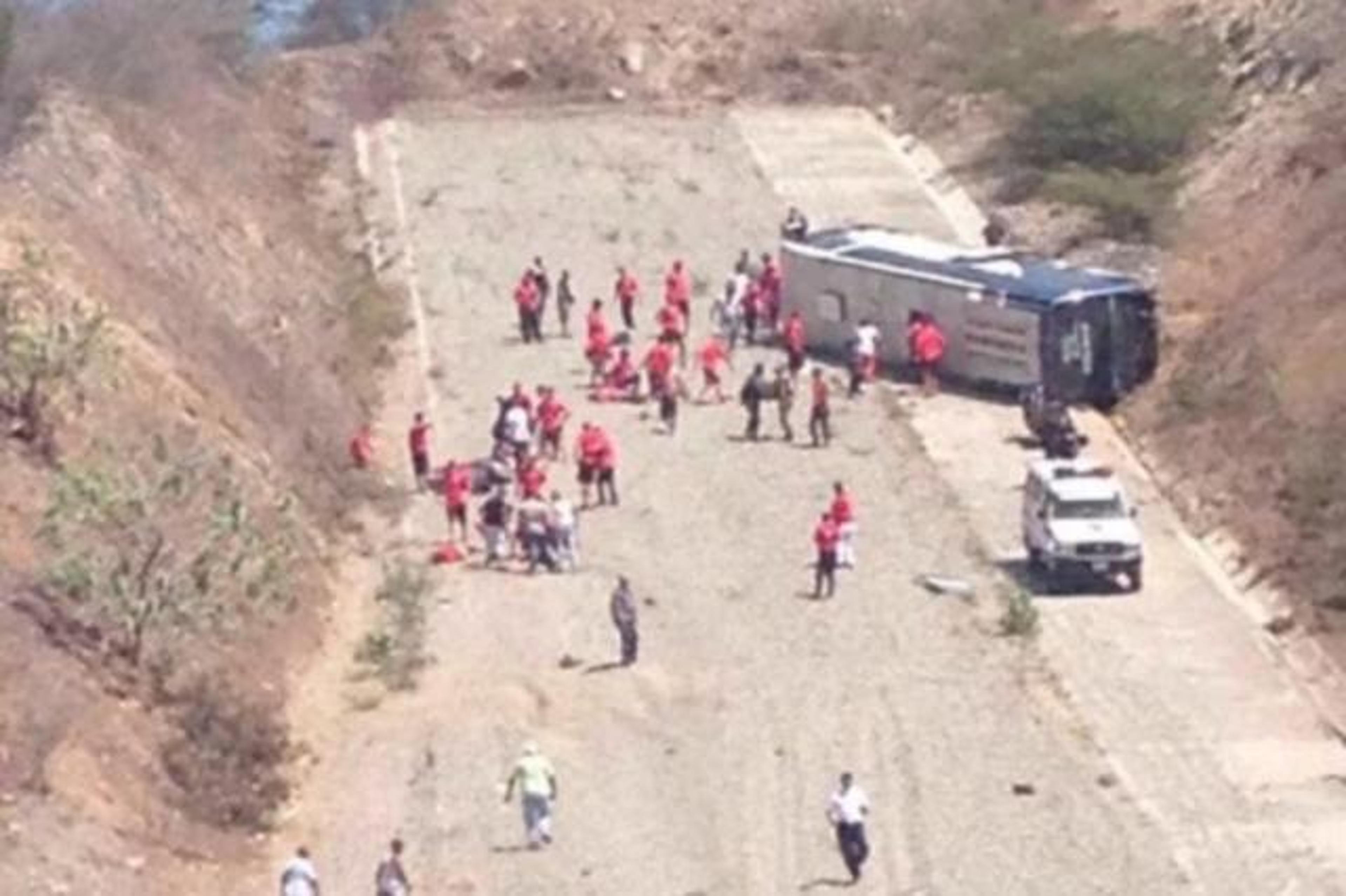 Ônibus de time argentino tomba a caminho de aeroporto em Caracas