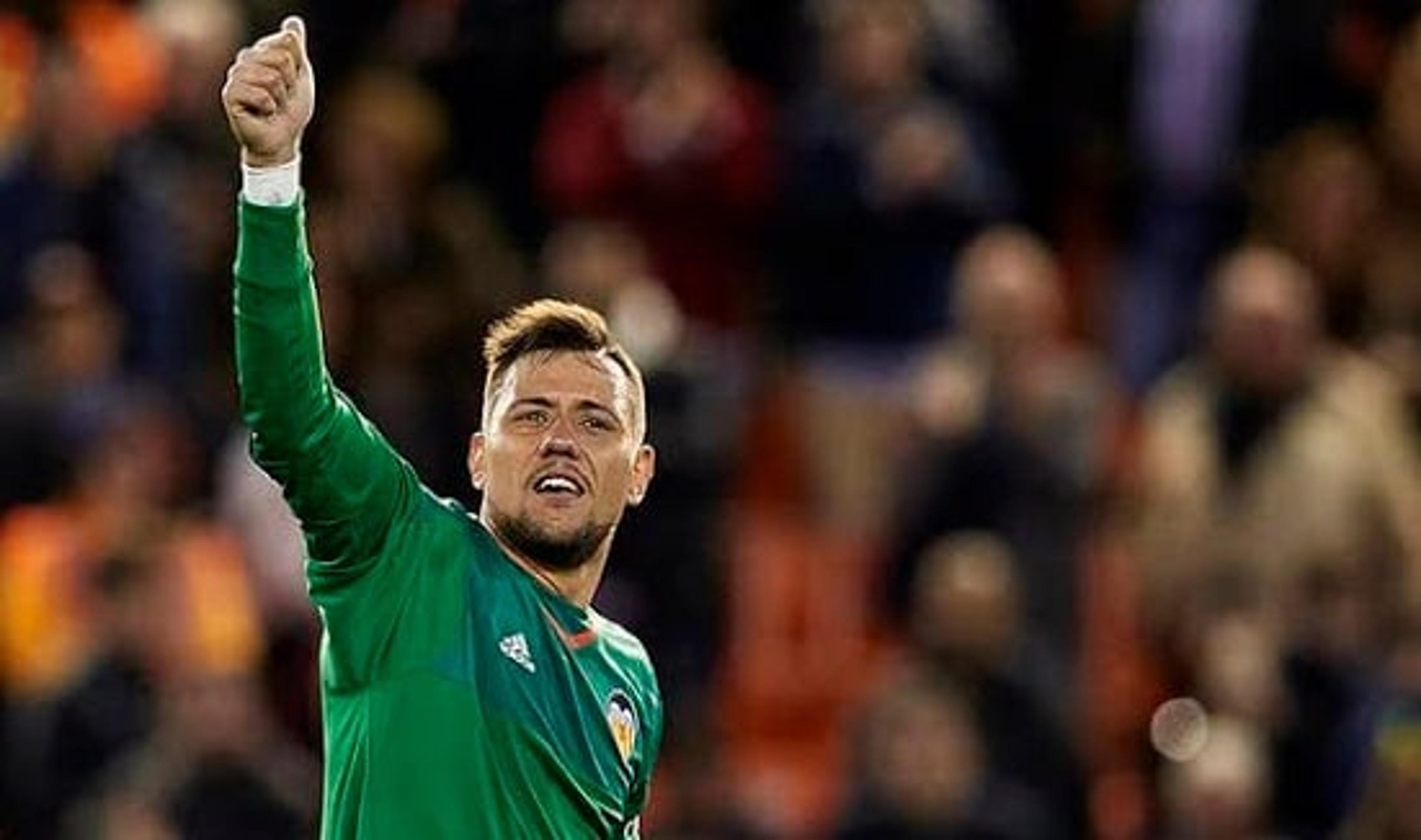 Com Bravo a caminho do City, Barcelona quer brasileiro Diego Alves