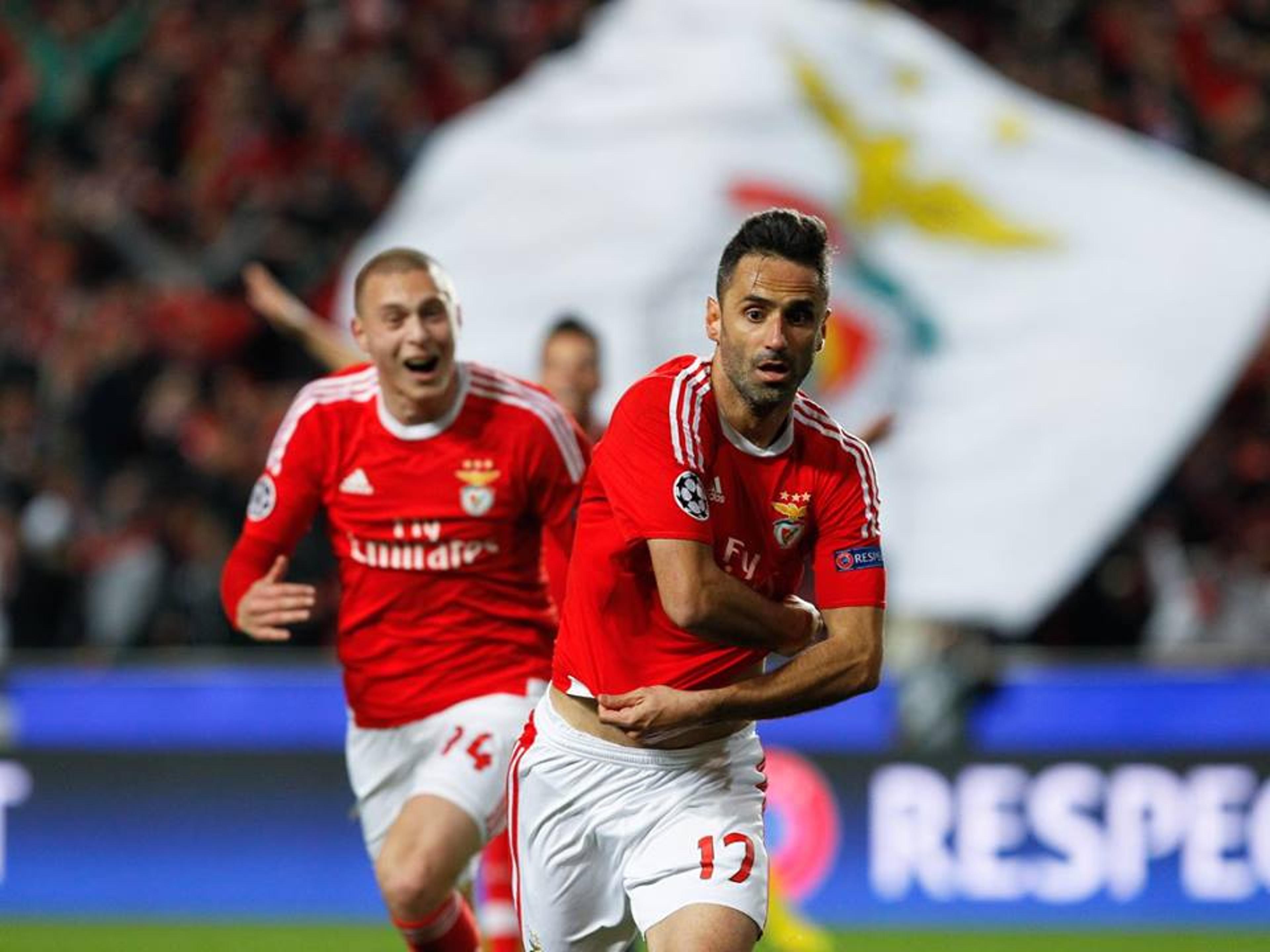 Artilheiro do Português, Jonas recebe prêmio de melhor do Benfica em 2015