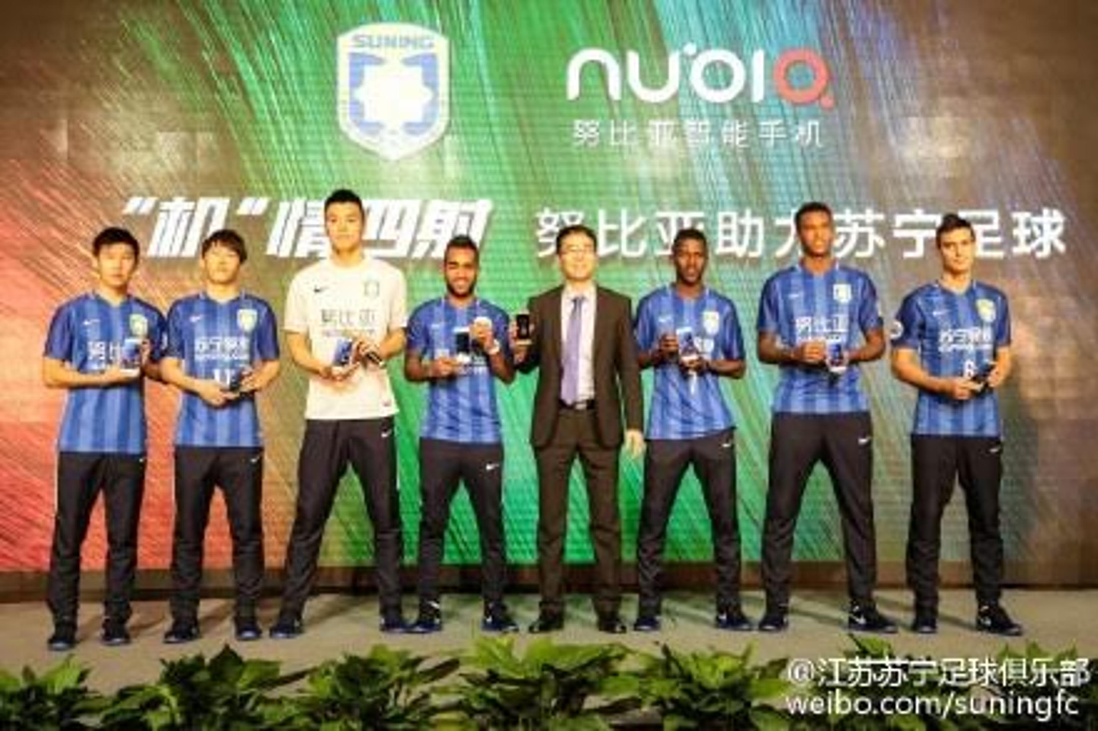 Ramires é apresentado com Alex Teixeira e Jô no Jiangsu Suning