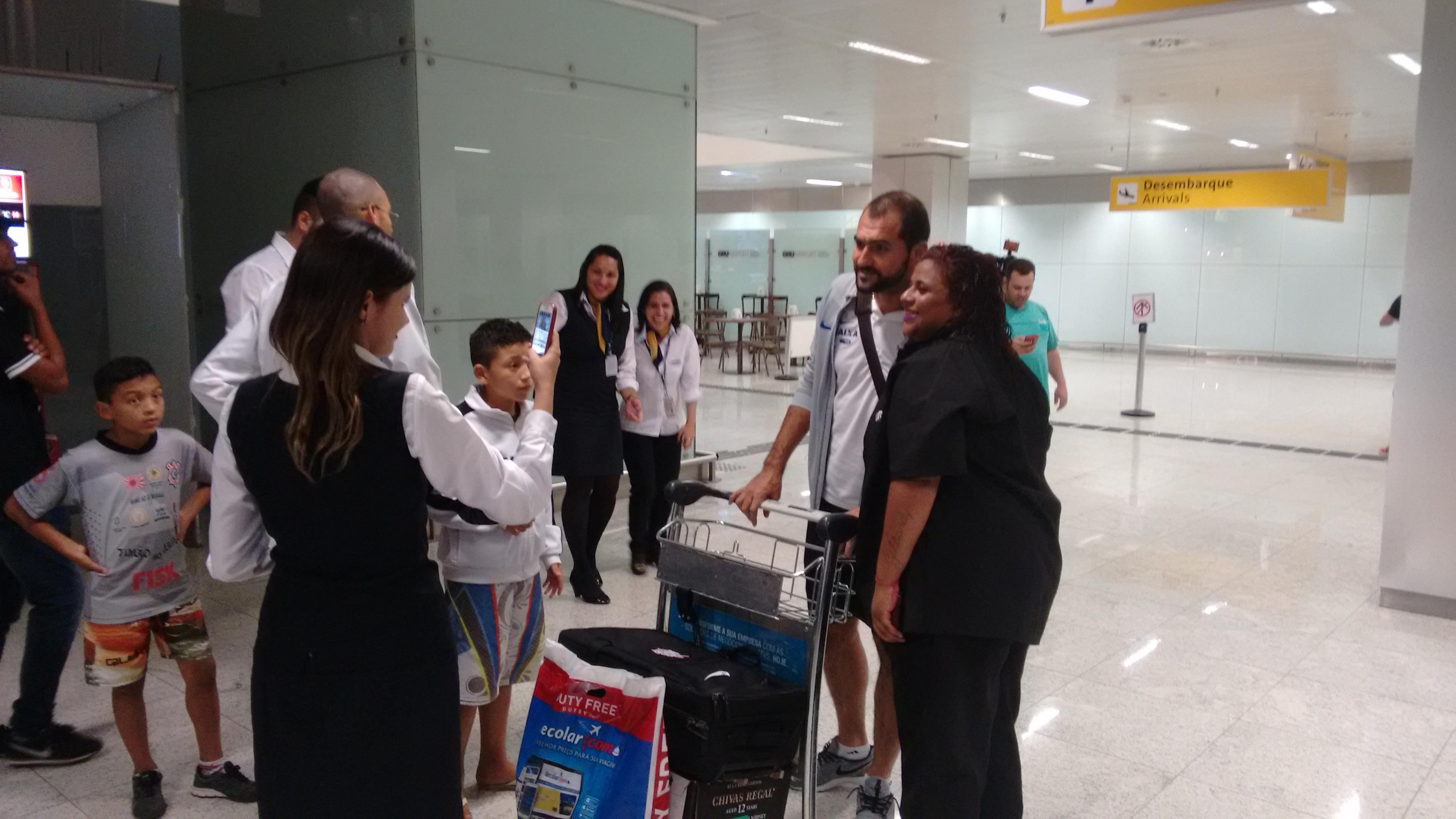 Apesar de atraso, Corinthians volta ao Brasil feliz e otimista para 2016