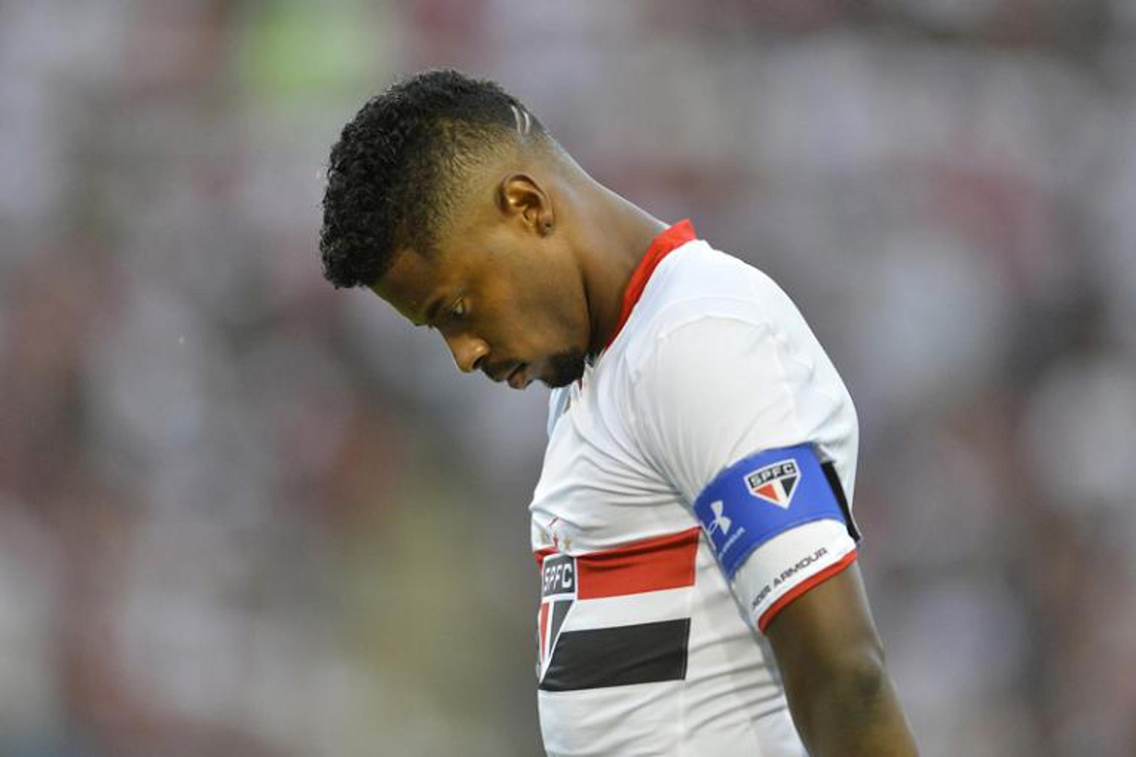 Michel Bastos tenta ficar no São Paulo, mas paciência está no fim