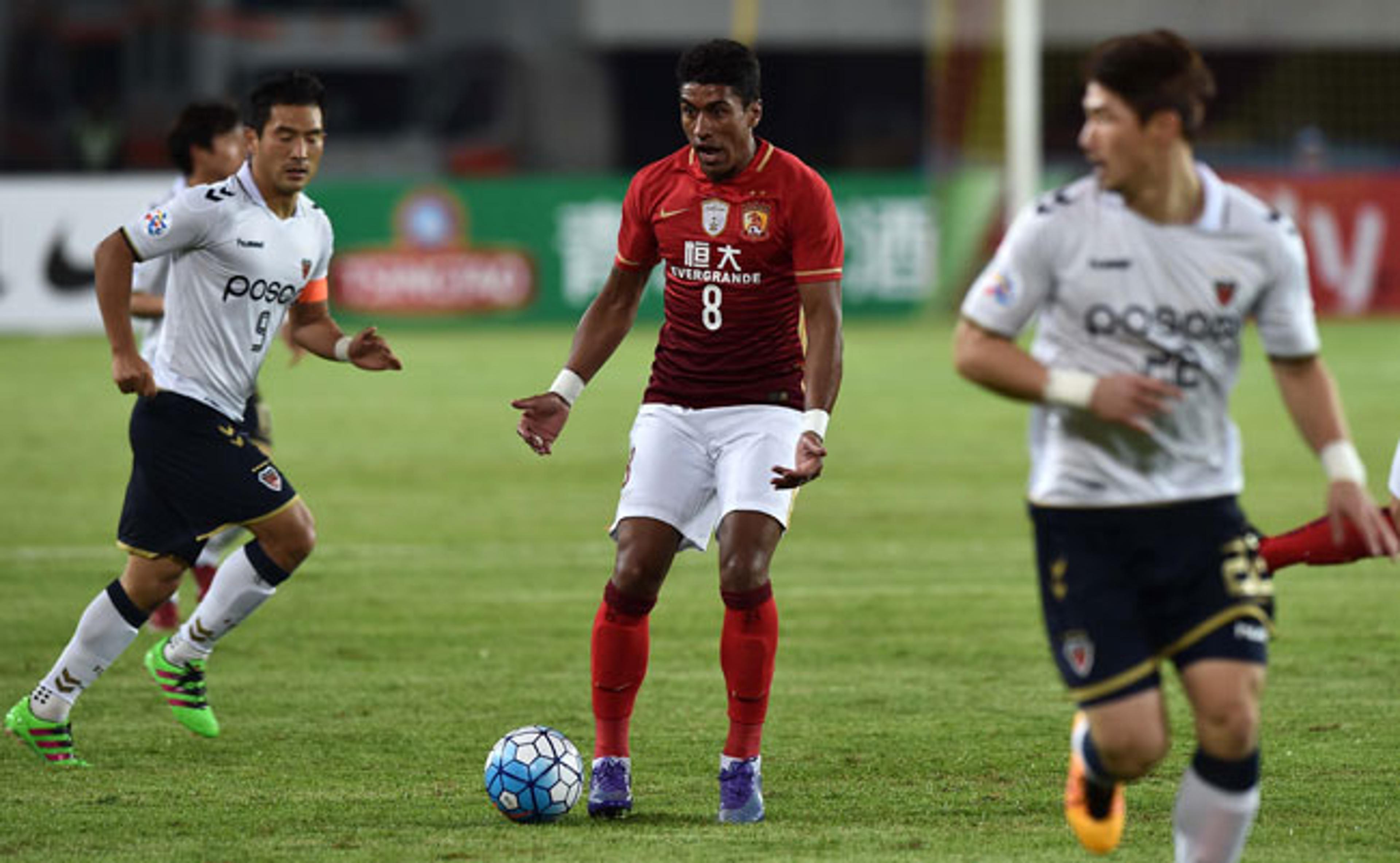 Com gol e assistência, Paulinho celebra vitória e liderança na China